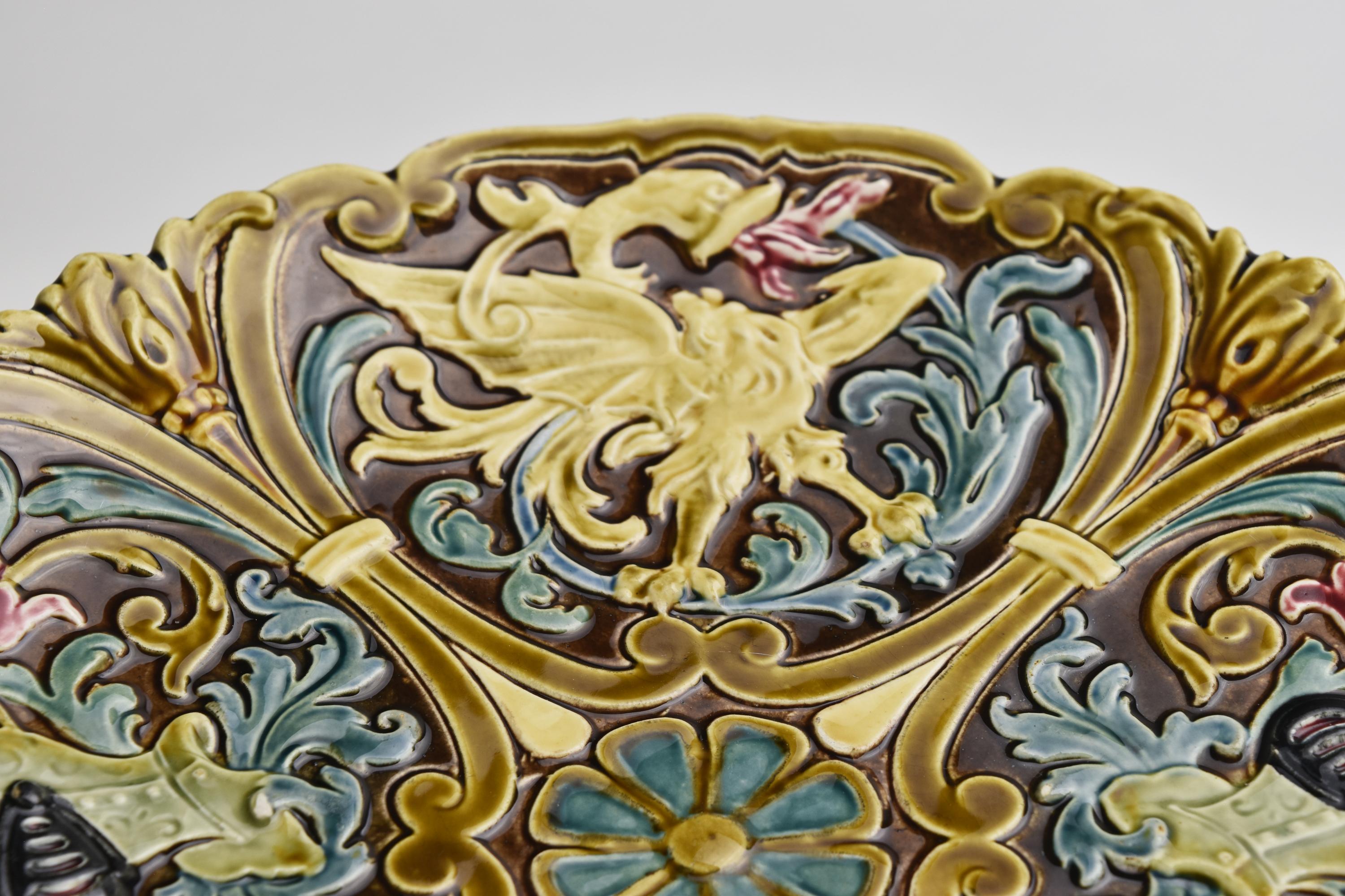 Antique Victorian Historism Majolica Pedestal Bowl / Centerpiece Knights Dragons In Good Condition For Sale In Bad Säckingen, DE