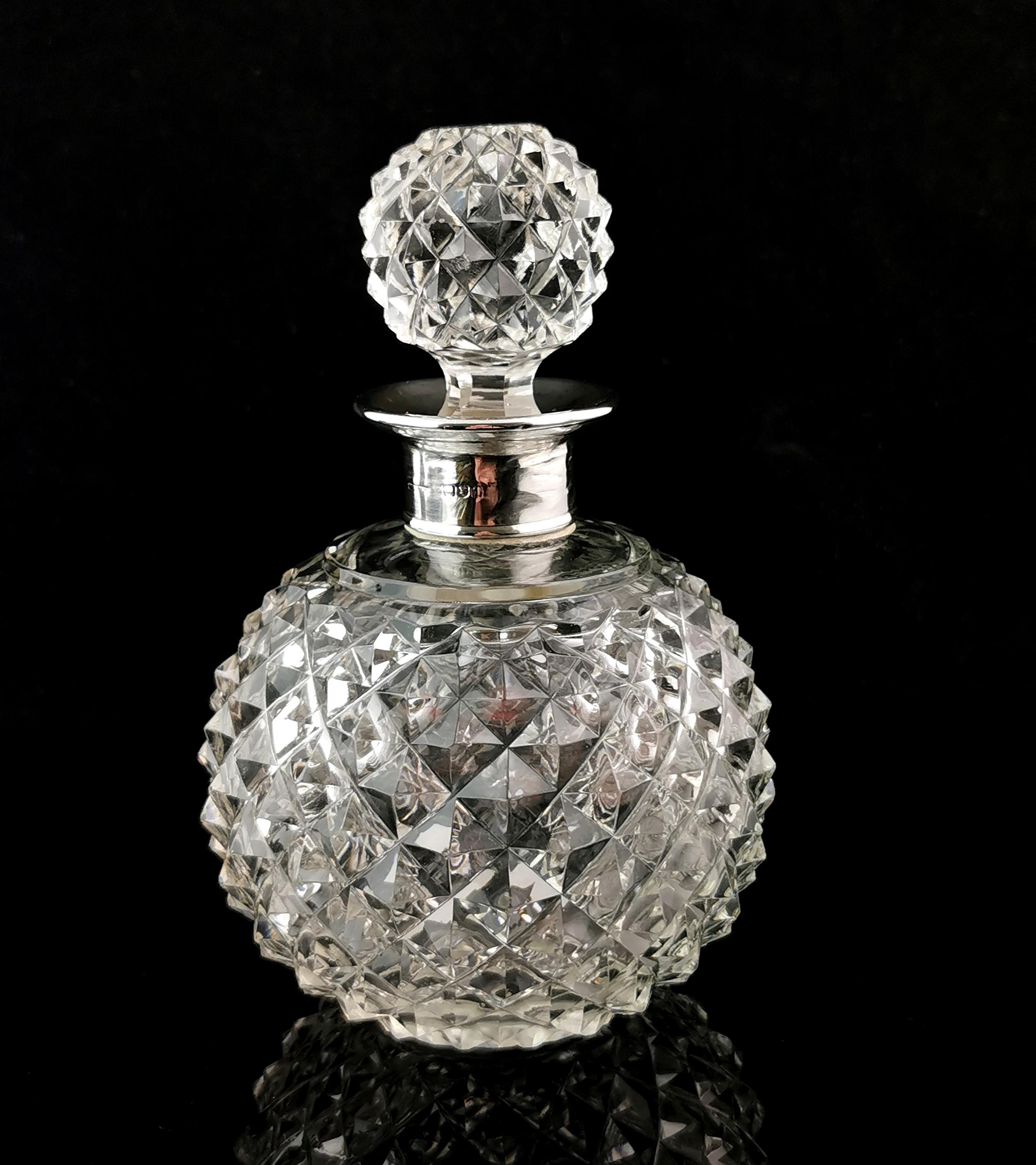 Un superbe flacon de parfum de l'époque victorienne.

Il s'agit d'une grande bouteille de forme globulaire dont le corps et le bouchon assorti présentent une merveilleuse taille à facettes. Ce type de taille reflète magnifiquement la lumière et