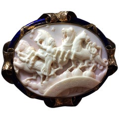 Broche camée victorienne ancienne « Hours Leading the Horses of the Sun » en coquillage rose