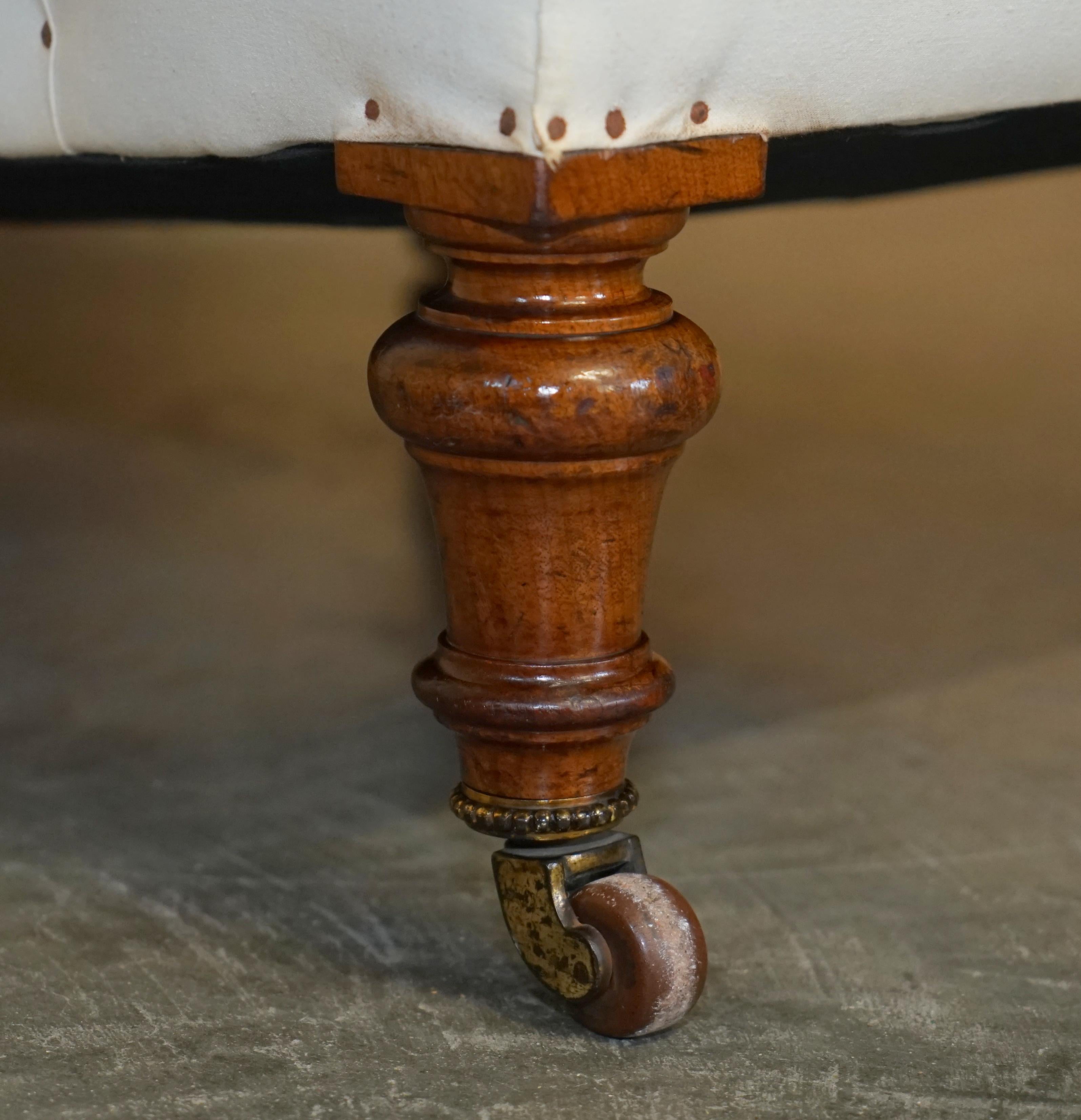 ANTIQUE ViCTORIAN HOWARD & SON'S BRIDGEWATER STYLE ARMCHAIR NICELY SCULPTED ARMs For Sale 2