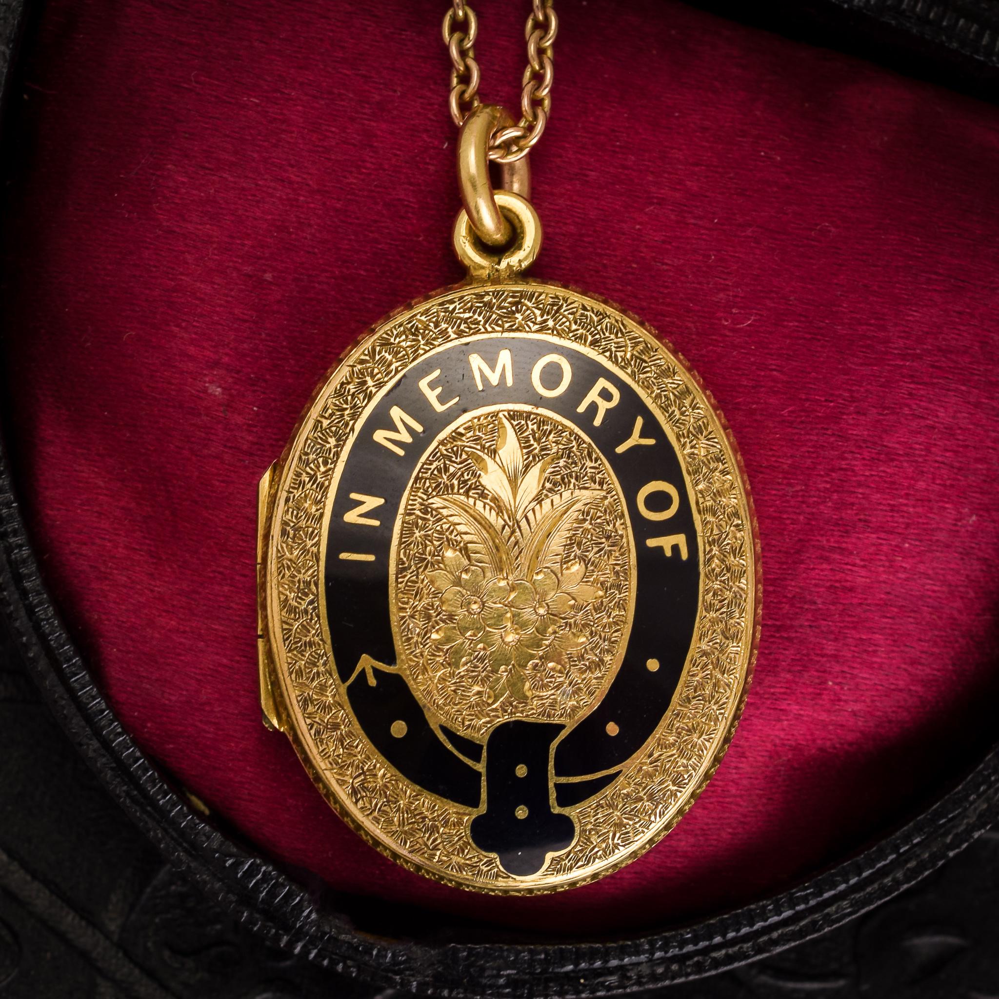 Antique Victorian in Memory of Oval Mourning Locket In Good Condition In Sale, Cheshire