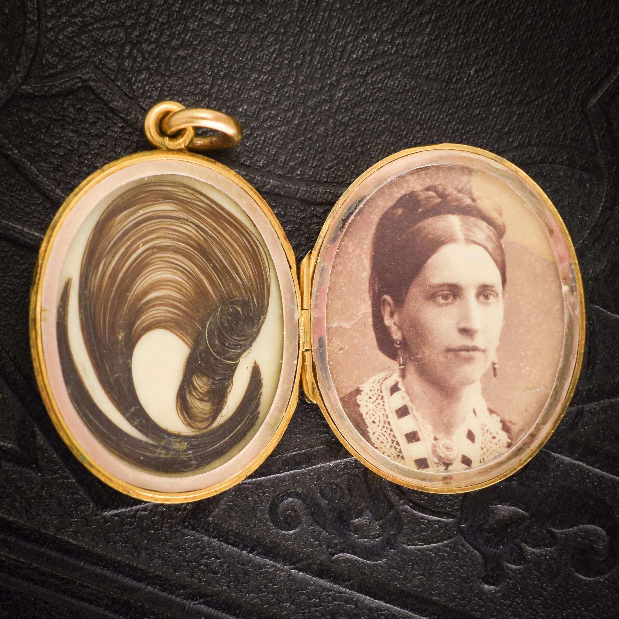 Women's Antique Victorian in Memory of Oval Mourning Locket