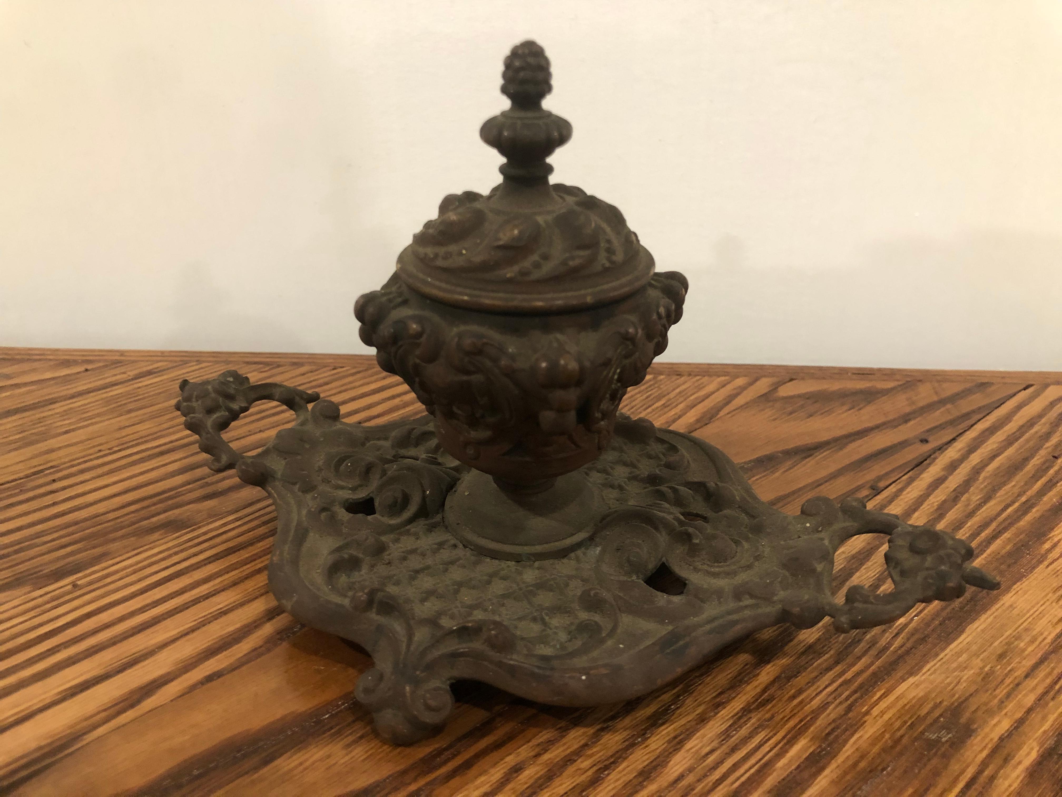 Antique Victorian Inkwell with Glass Insert In Good Condition For Sale In Stamford, CT