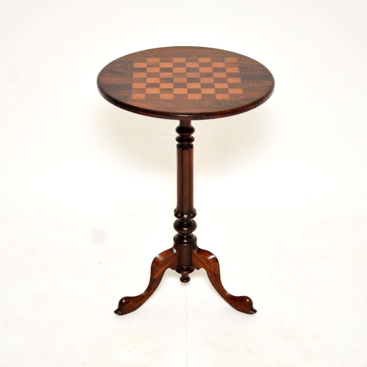 Une étonnante table d'échecs victorienne incrustée. Fabriqué en Angleterre, il date des années 1860-1880.

Il est magnifiquement réalisé, le plateau comporte un échiquier incrusté de sycomore et d'autres bois. Il repose sur une base balustre