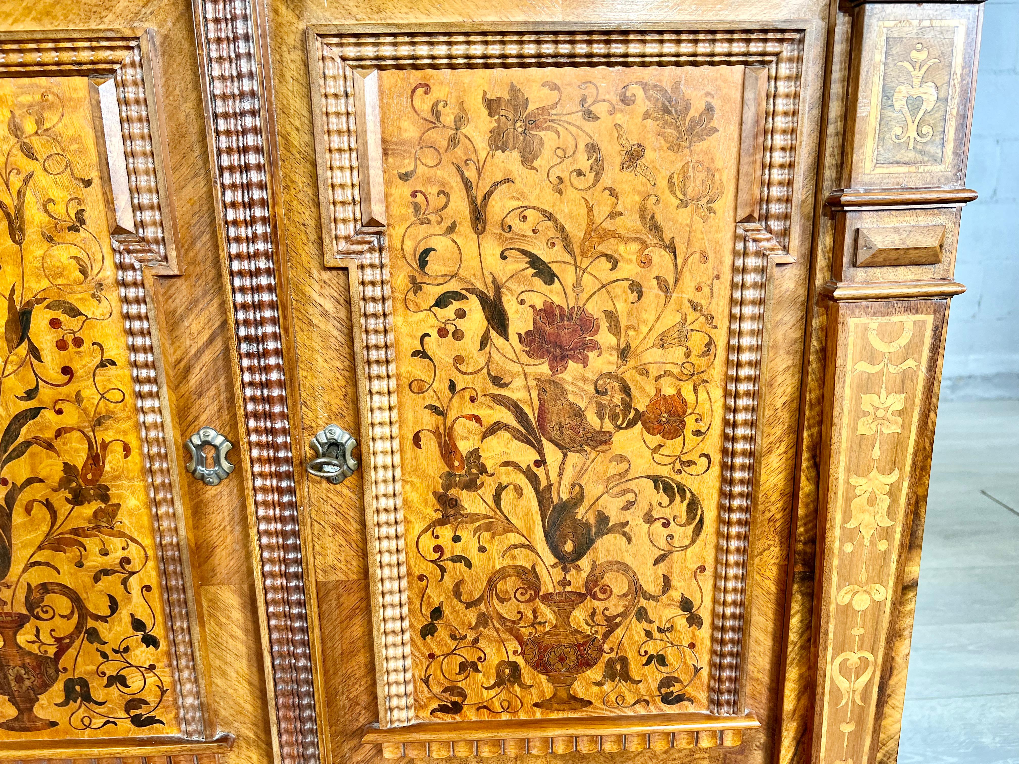 Français Ancienne armoire de rangement victorienne en bois de fruitier marqueté Sideboard en vente