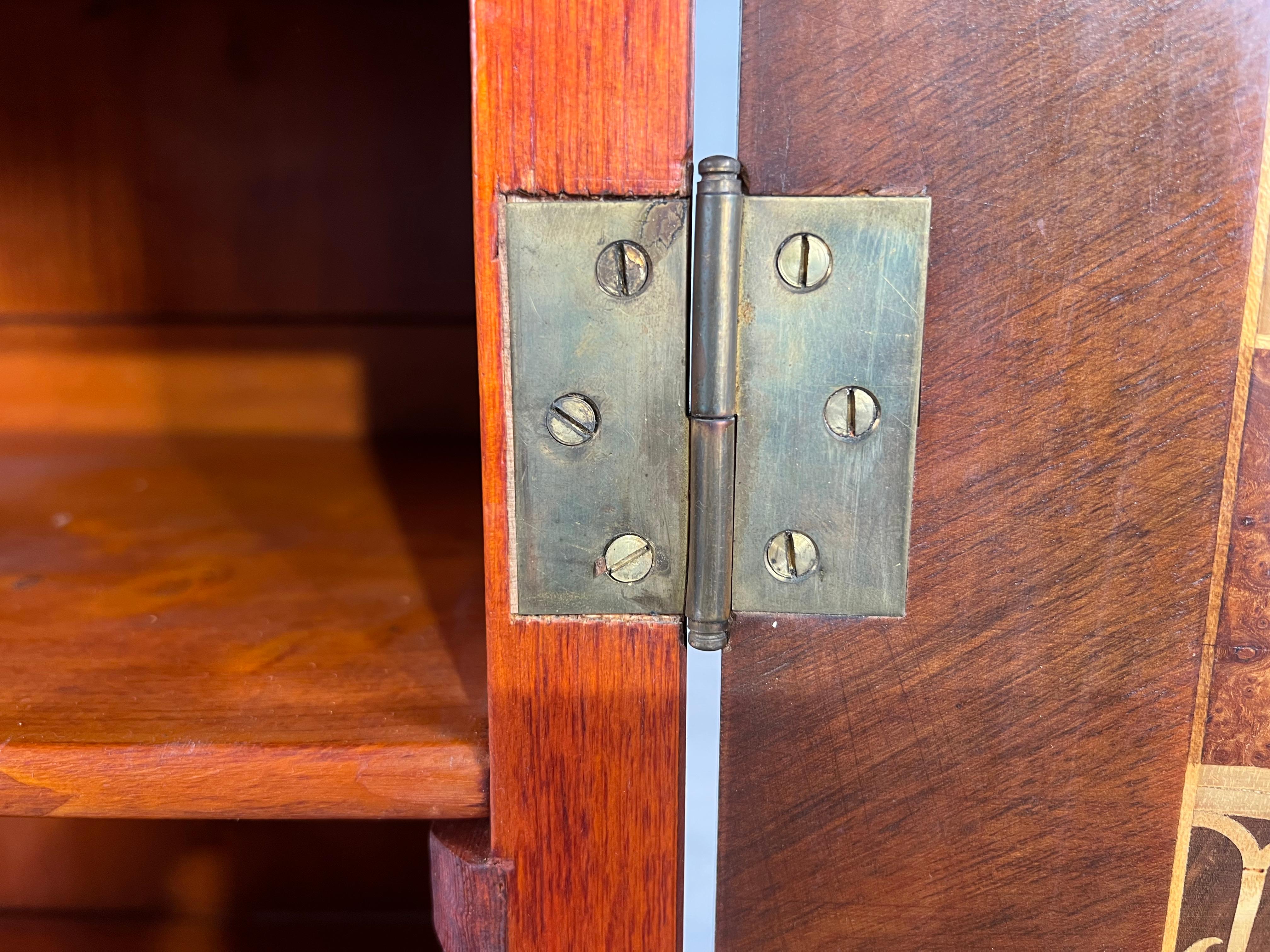 20ième siècle Ancienne armoire de rangement victorienne en bois de fruitier marqueté Sideboard en vente