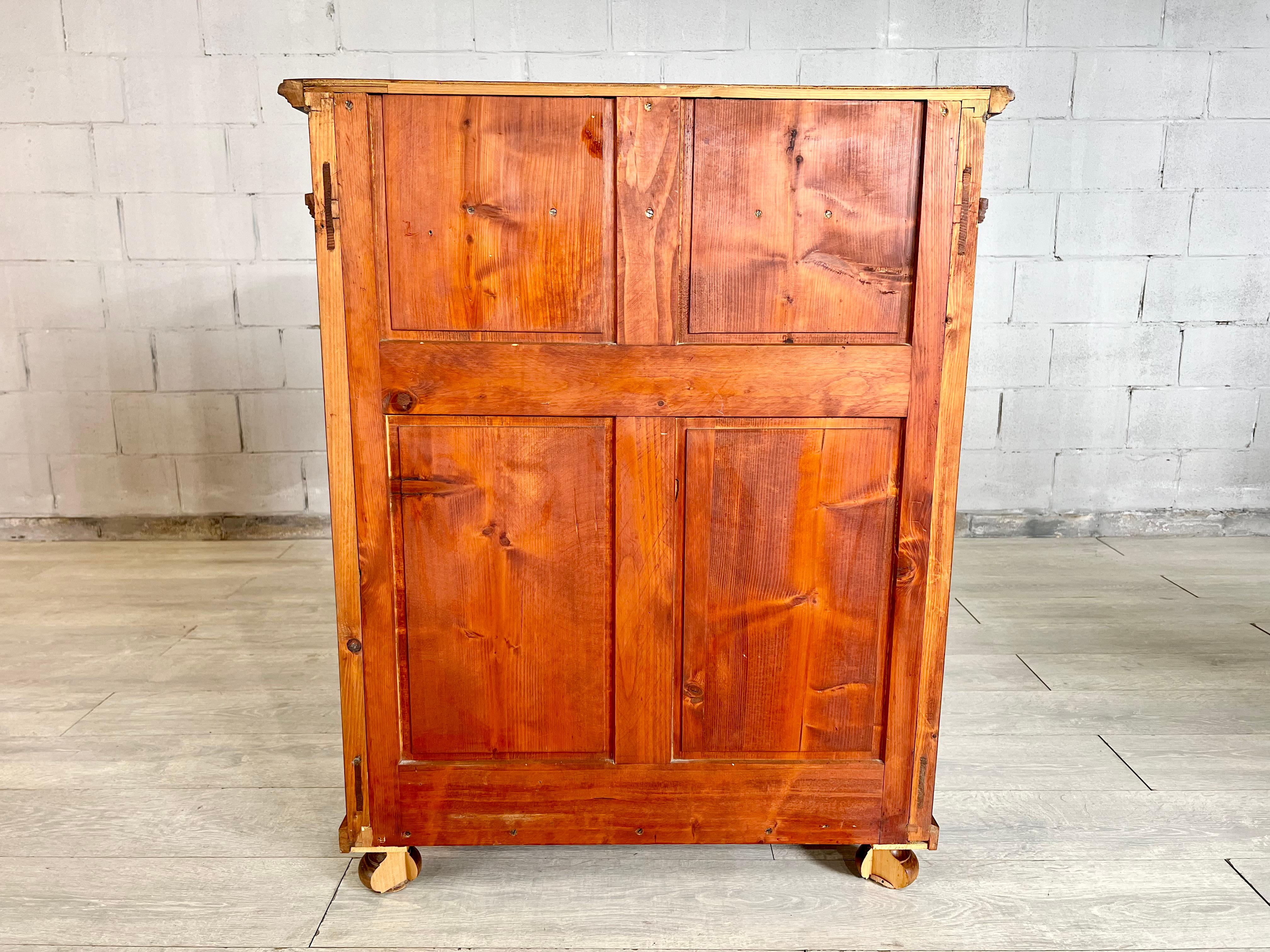 Ancienne armoire de rangement victorienne en bois de fruitier marqueté Sideboard en vente 1