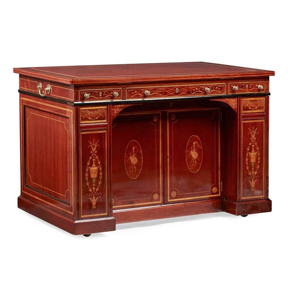 This is a superb antique Victorian mahogany satinwood and Goncalo Alves marquetry inlaid and satin wood crossbanded Architects desk by the renowned Victorian retailer and cabinet makers Edwards & Roberts, circa 1880 in date.
 
The desk features a