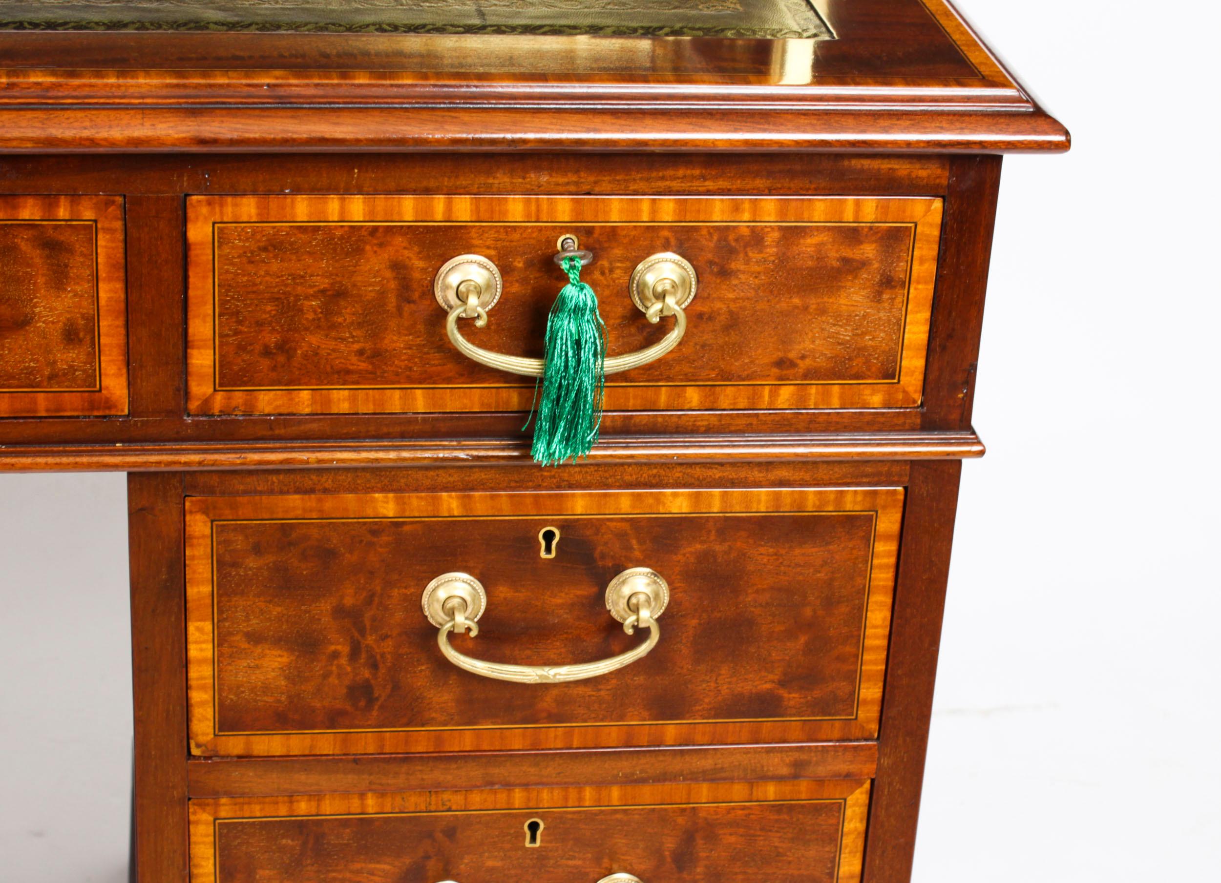 Antique Victorian Inlaid Mahogany Pedestal Desk, 19th Century For Sale 5