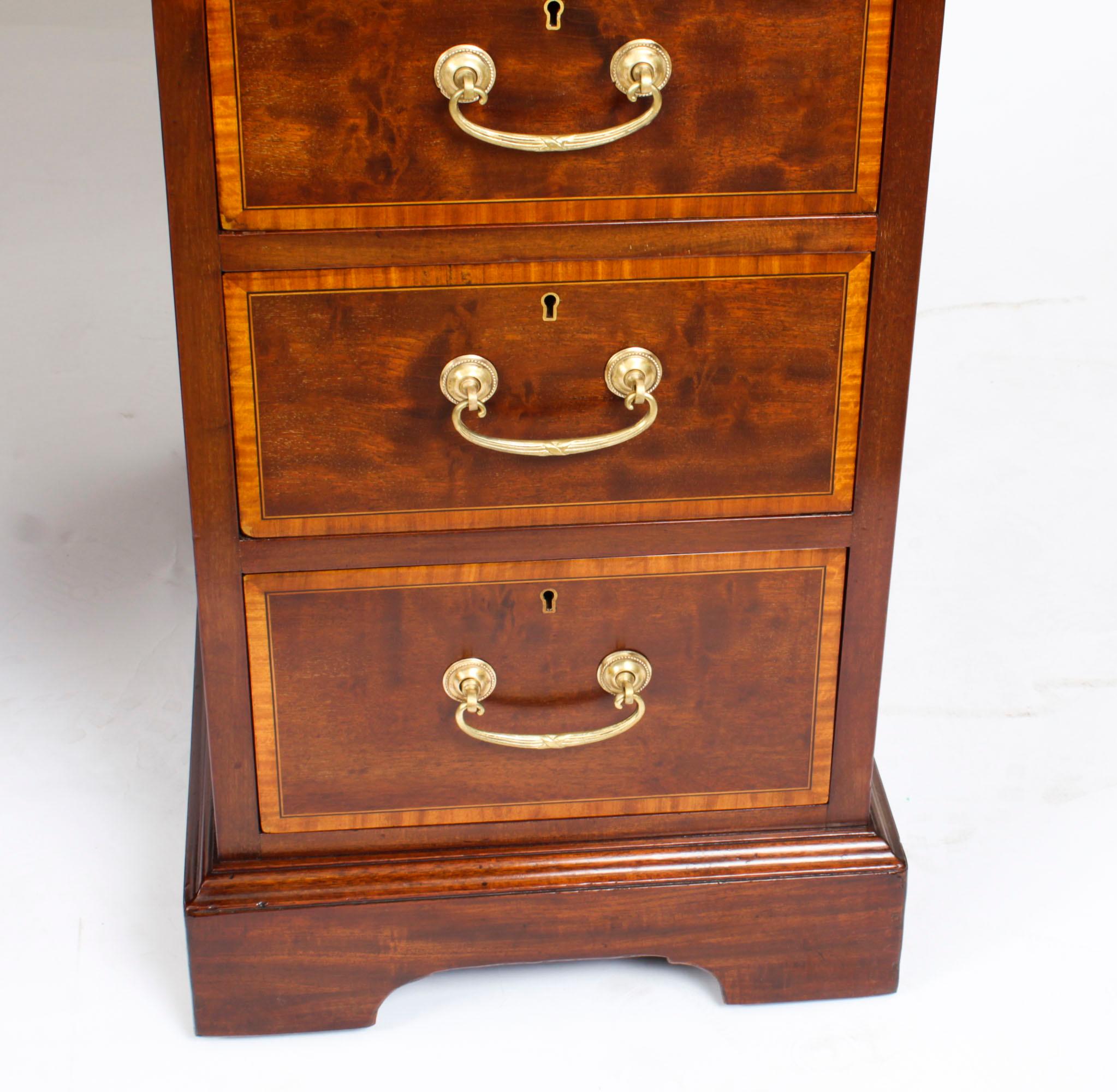 Antique Victorian Inlaid Mahogany Pedestal Desk, 19th Century For Sale 6