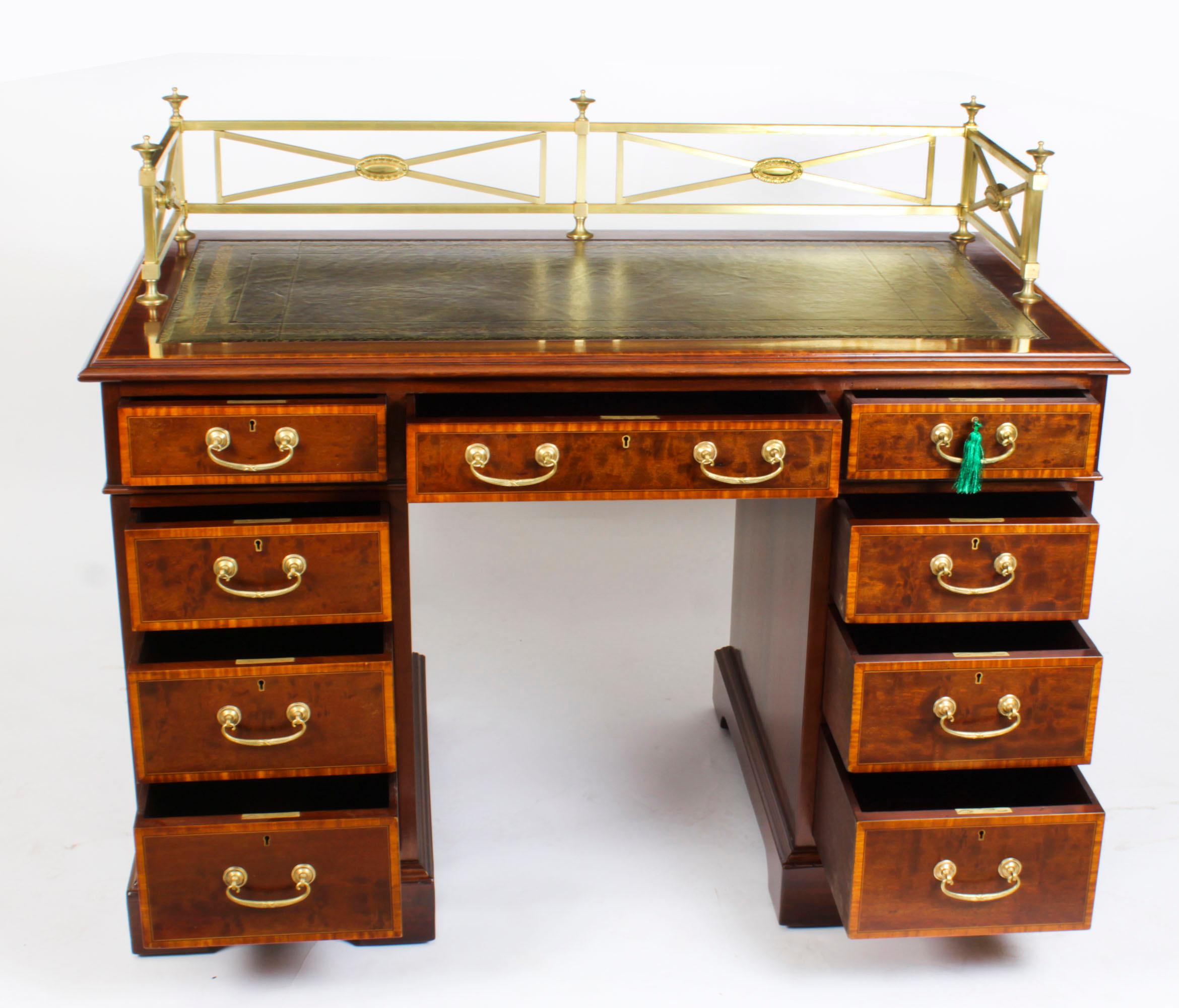 Antique Victorian Inlaid Mahogany Pedestal Desk, 19th Century For Sale 7