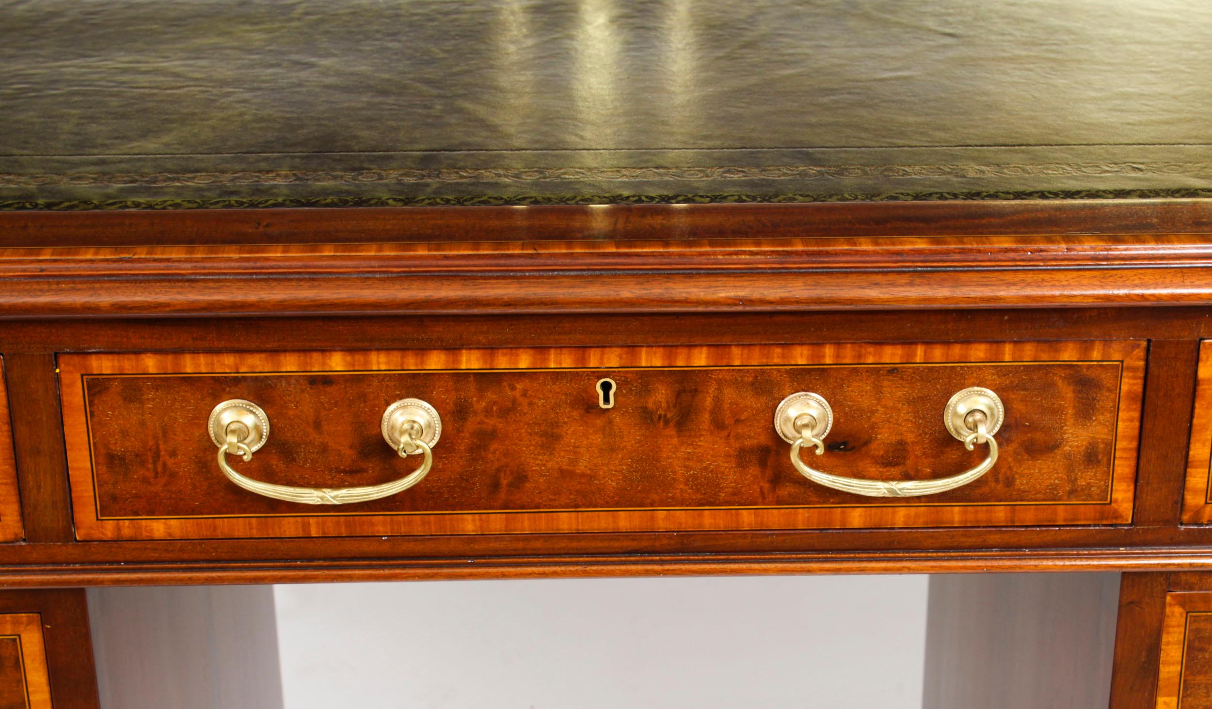 Antique Victorian Inlaid Mahogany Pedestal Desk, 19th Century For Sale 4