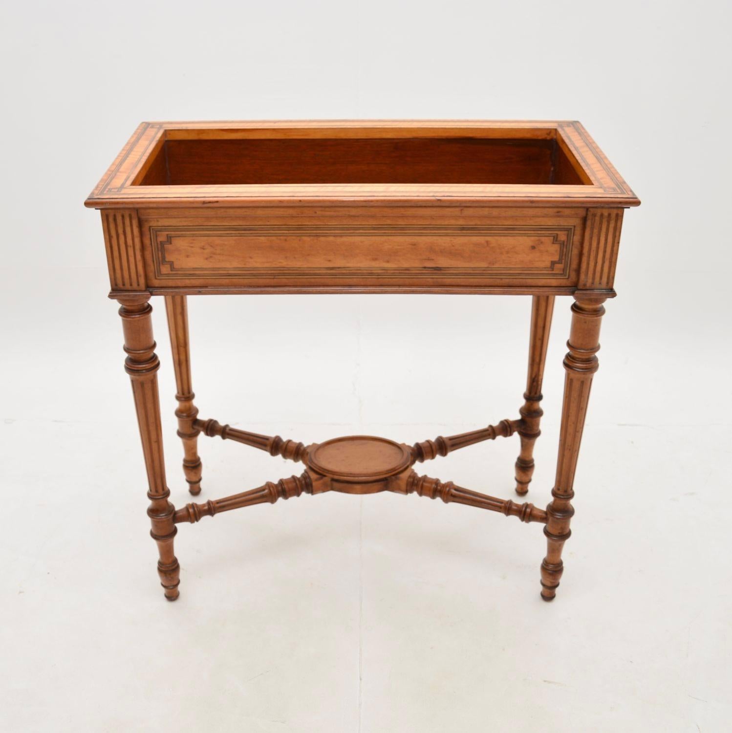 A stunning antique Victorian inlaid satinwood plant trough. This was made in England, it dates from around the 1880-1900 period.

It is of superb quality and is a lovely size, finished identically front and back so it can be used as a free standing
