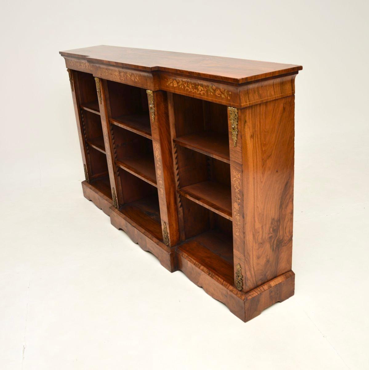 Britannique Ancienne bibliothèque ouverte victorienne en noyer marqueté en vente