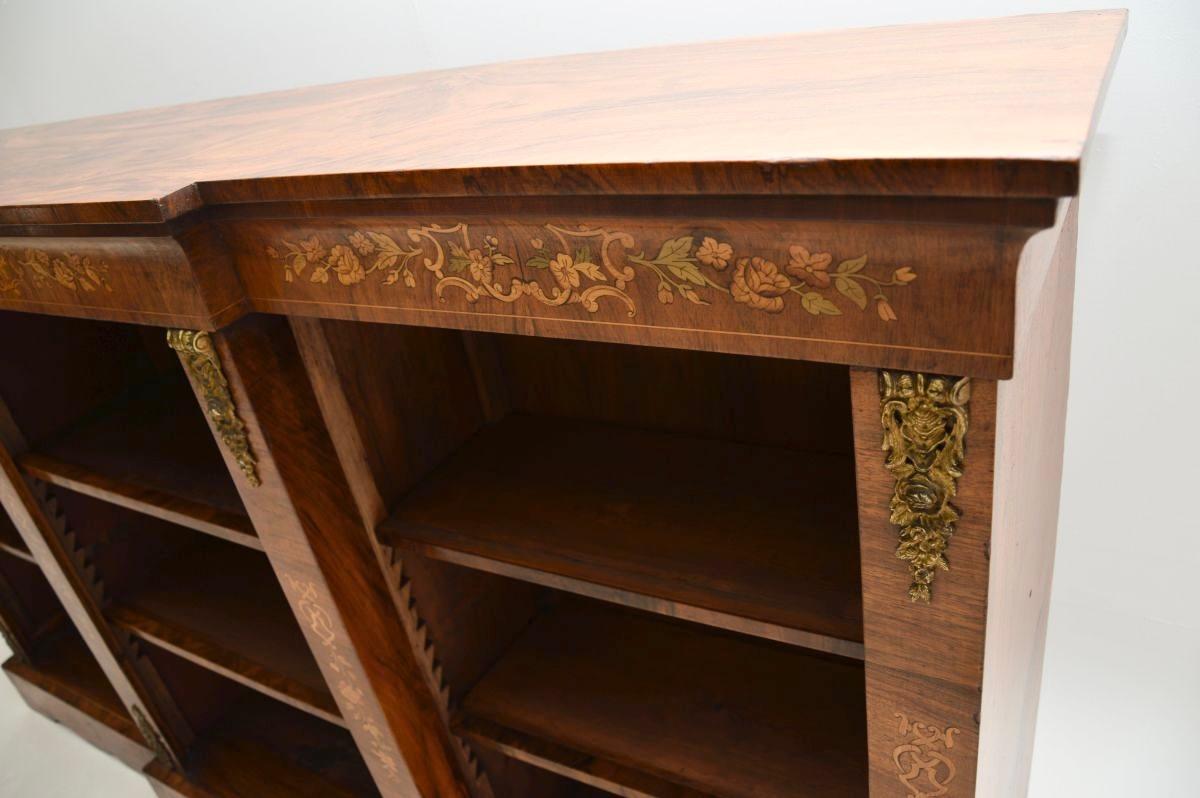 Ancienne bibliothèque ouverte victorienne en noyer marqueté en vente 2