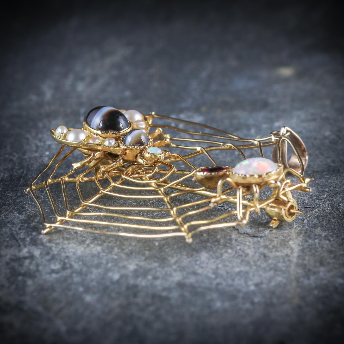 Antique Victorian Insect Brooch 15 Carat Gold Spider and Fly Pendant, circa 1900 For Sale 1