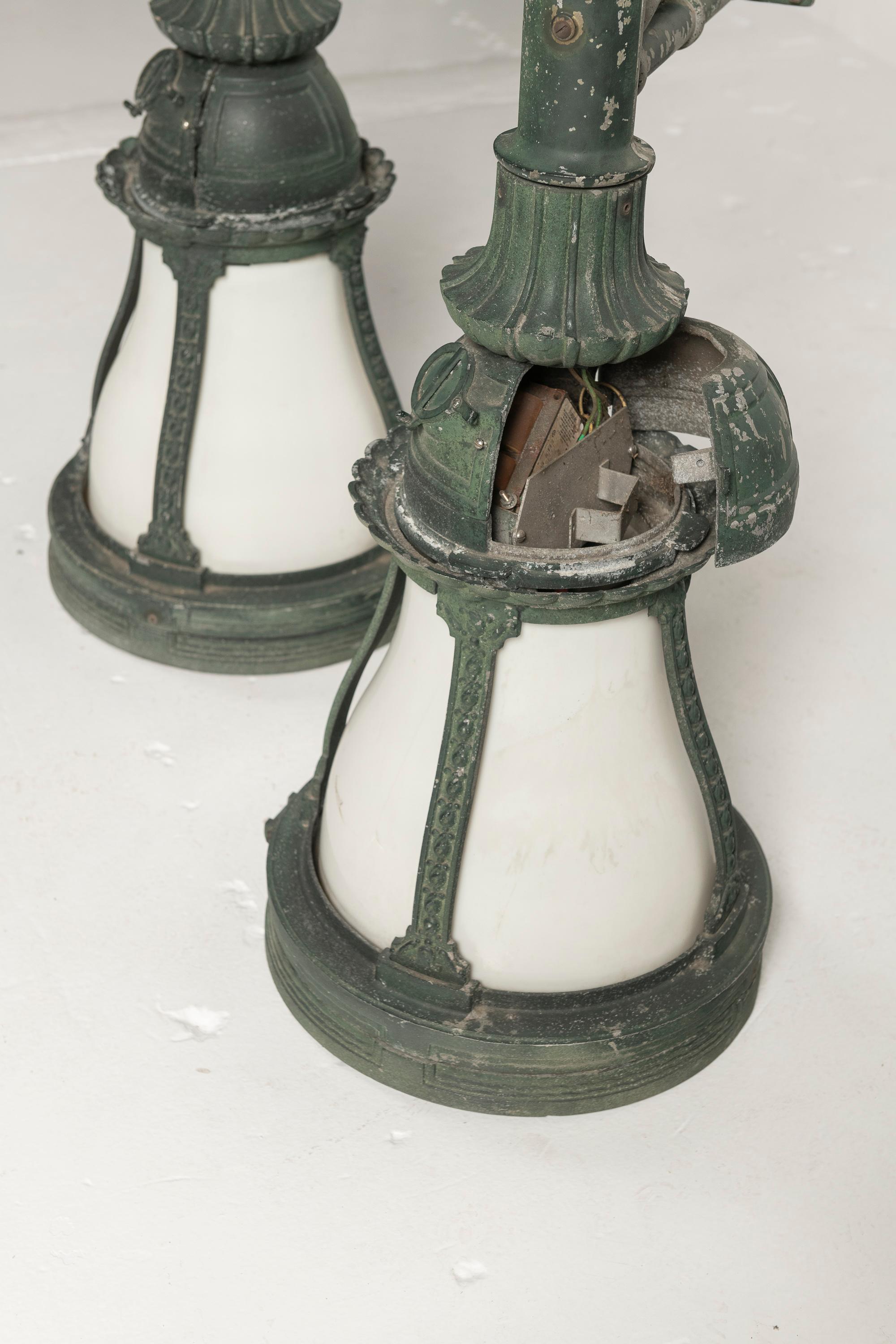Lampade/Lanterne antiche di ispirazione vittoriana con struttura in metallo fuso in vendita 2