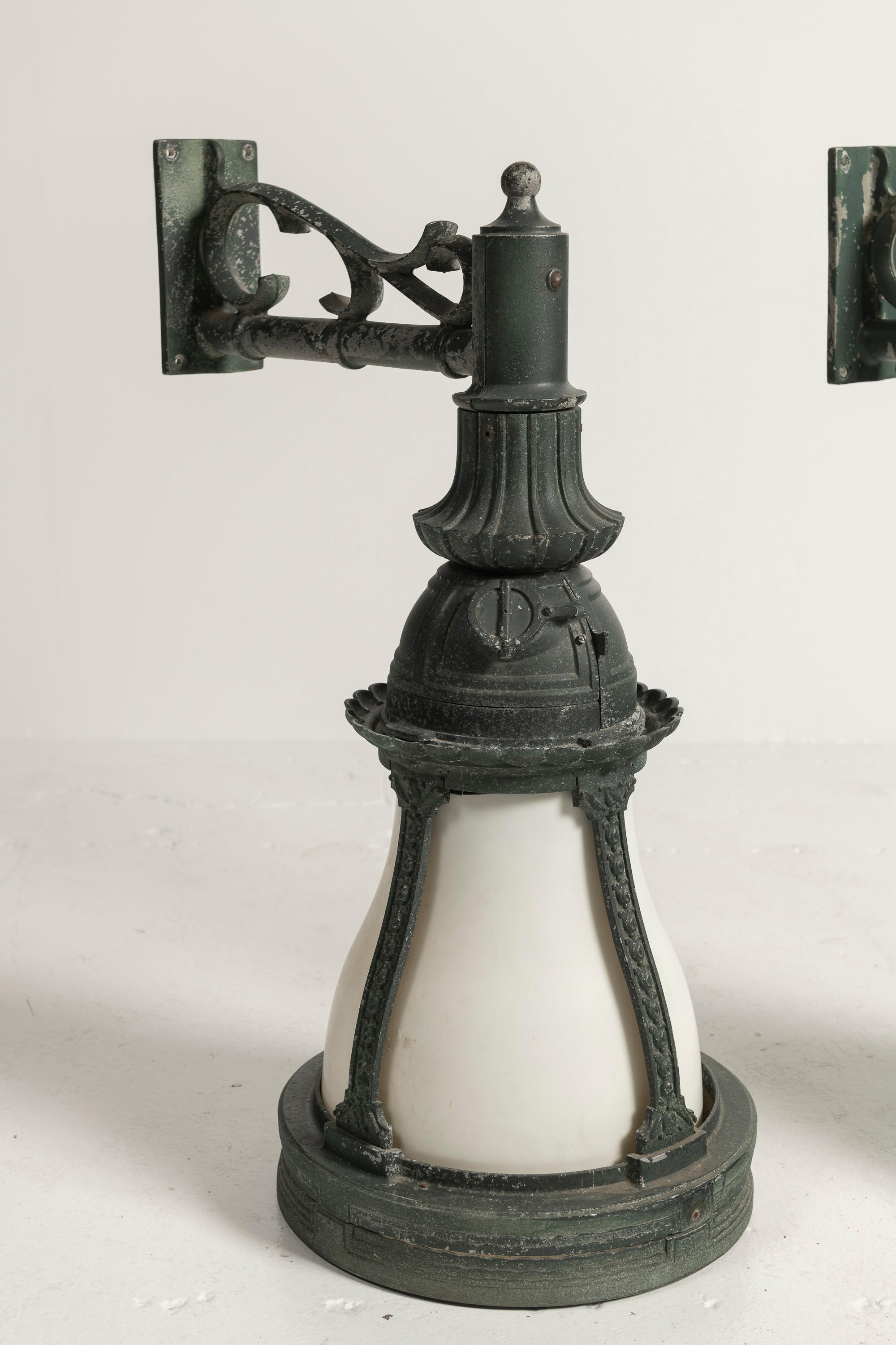 Inglese Lampade/Lanterne antiche di ispirazione vittoriana con struttura in metallo fuso in vendita