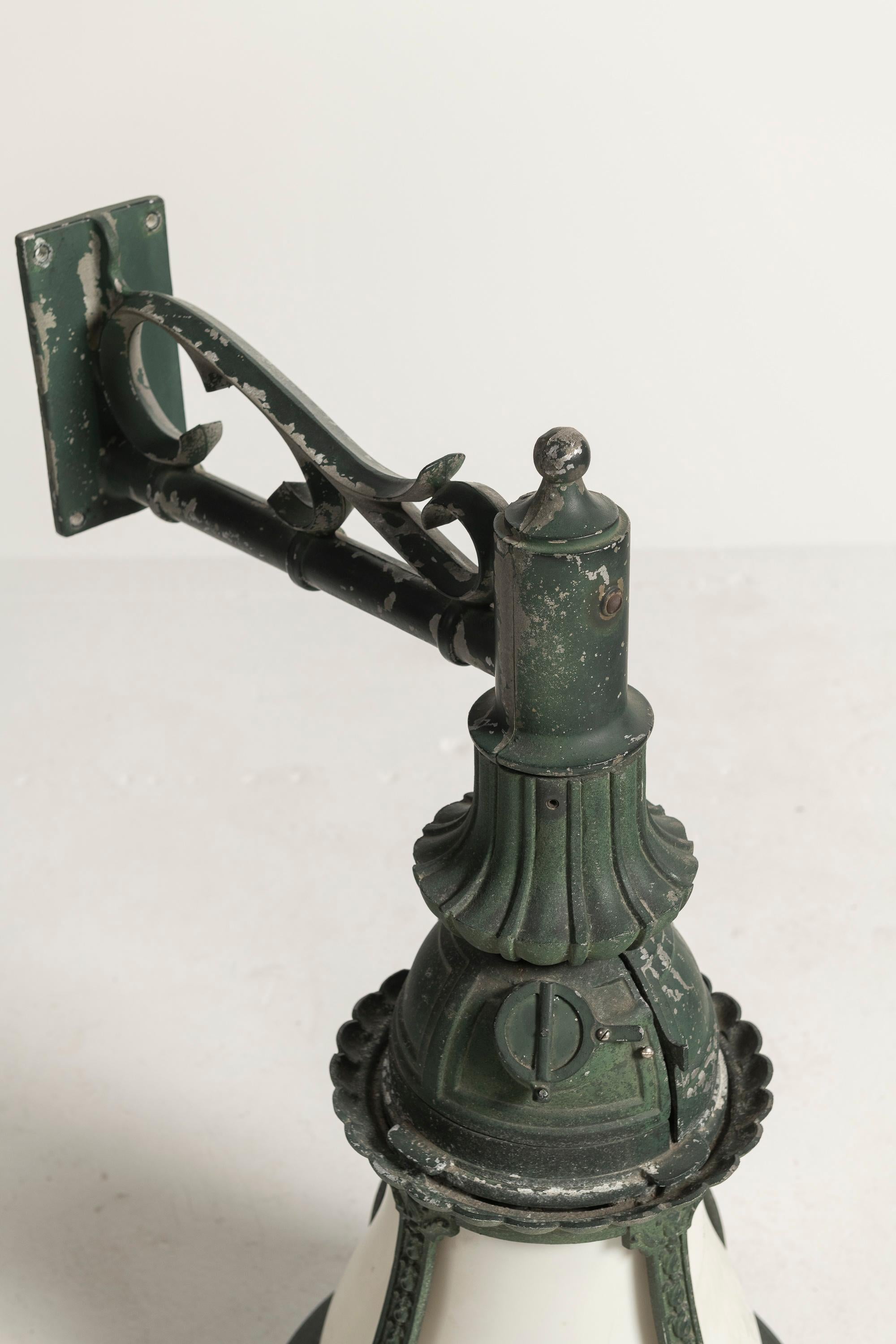 Lampade/Lanterne antiche di ispirazione vittoriana con struttura in metallo fuso in vendita 1