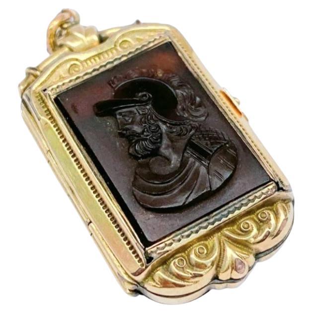 Antique 1880s Victorian Intigalio Gold Locket Pendant In Good Condition For Sale In Cairo, EG