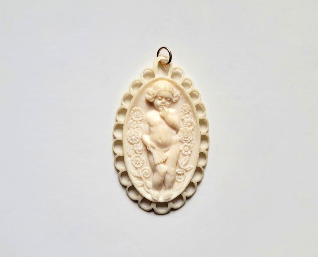 An utterly distinctive and truly captivating vintage treasure! This Victorian cameo, meticulously crafted from ivory, portrays a petite angel encircled by blossoms. Absolutely breathtaking! The intricately detailed image boasts an impressive size.