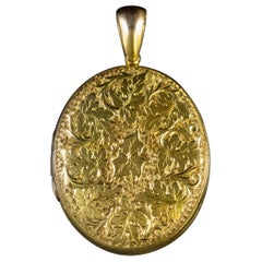 Antique Victorian Ivy Engraved Locket 18 Carat Gold, circa 1880