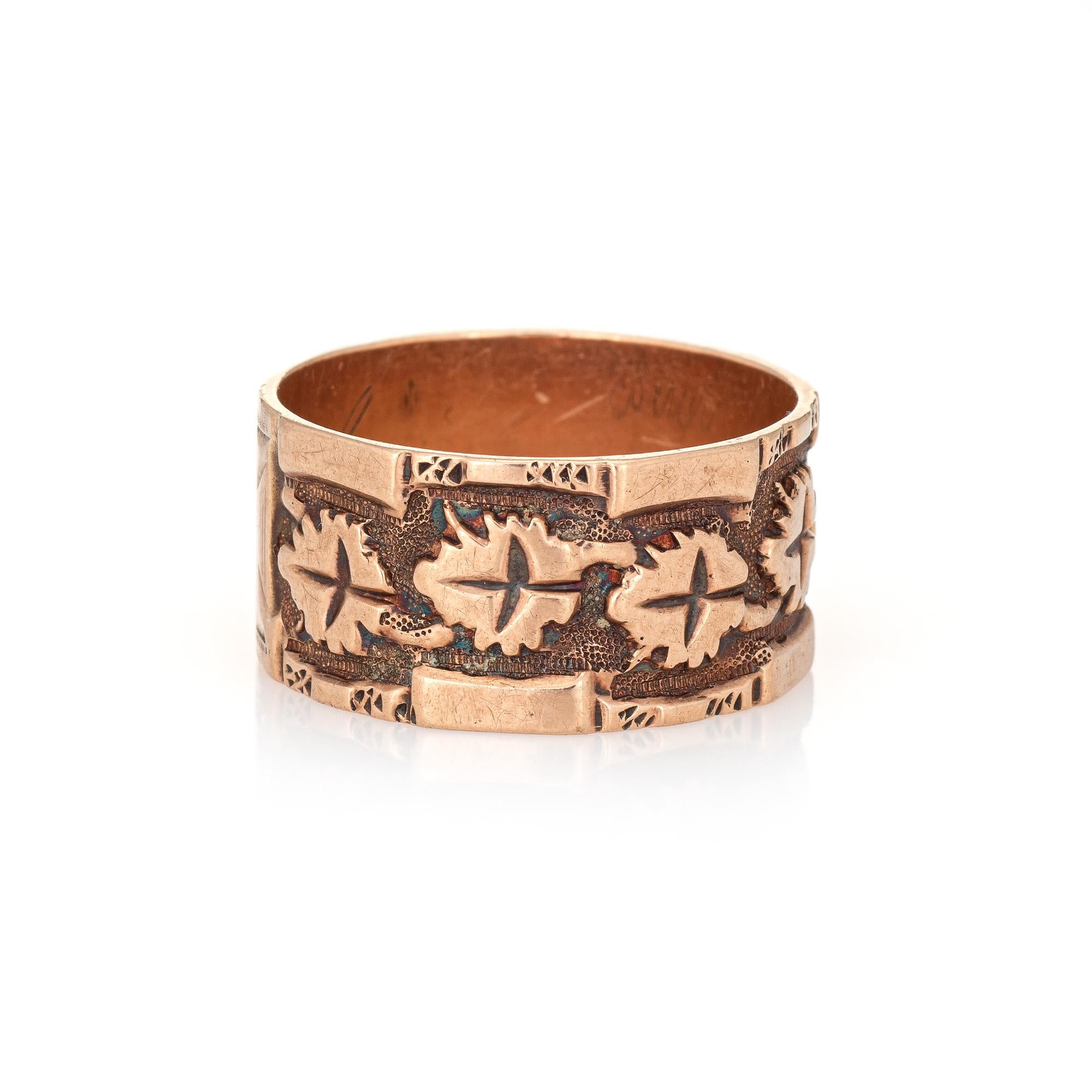 Elegante anillo victoriano antiguo (circa 1880-1900), elaborado en oro rosa de 10 quilates. 

La alianza presenta un encantador motivo de hojas de hiedra en relieve. Una cartela en el centro está actualmente sin adornos y puede grabarse si se