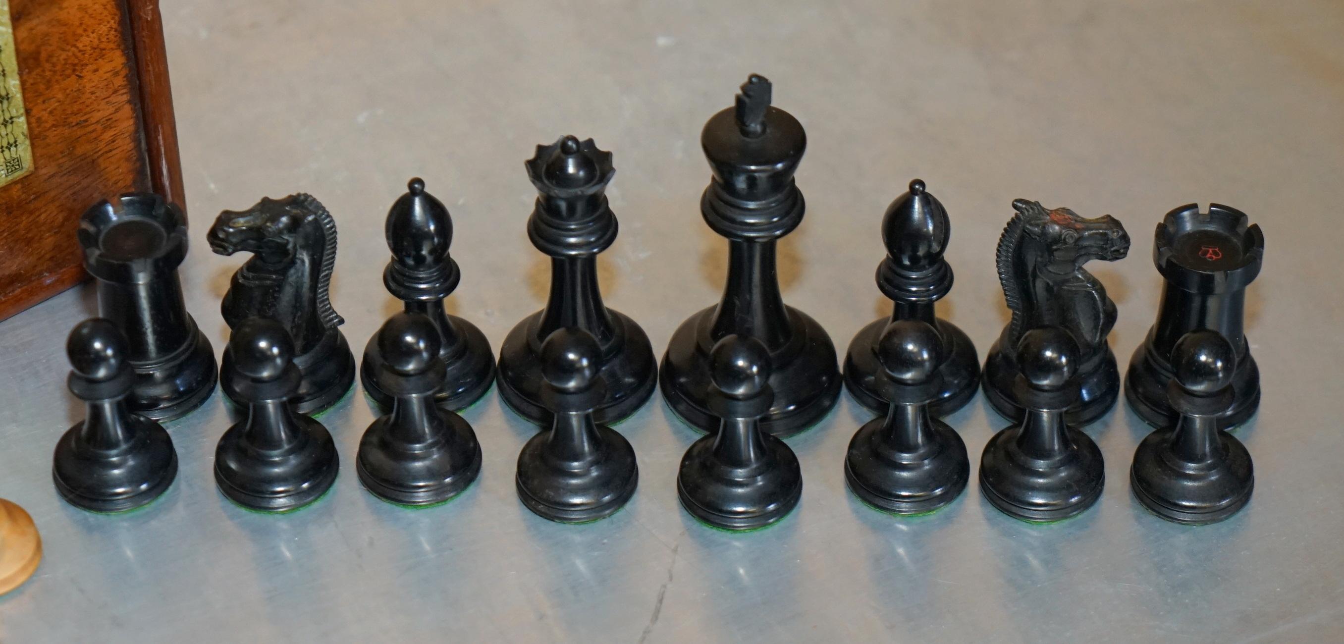 Royal House Antiques

The House of Antiques a le plaisir d'offrir à la vente ce magnifique jeu d'échecs victorien Jaques Staunton, estampillé Crown, dans sa boîte d'origine. 

Il s'agit d'une suite vraiment étonnante et hautement collectionnable,