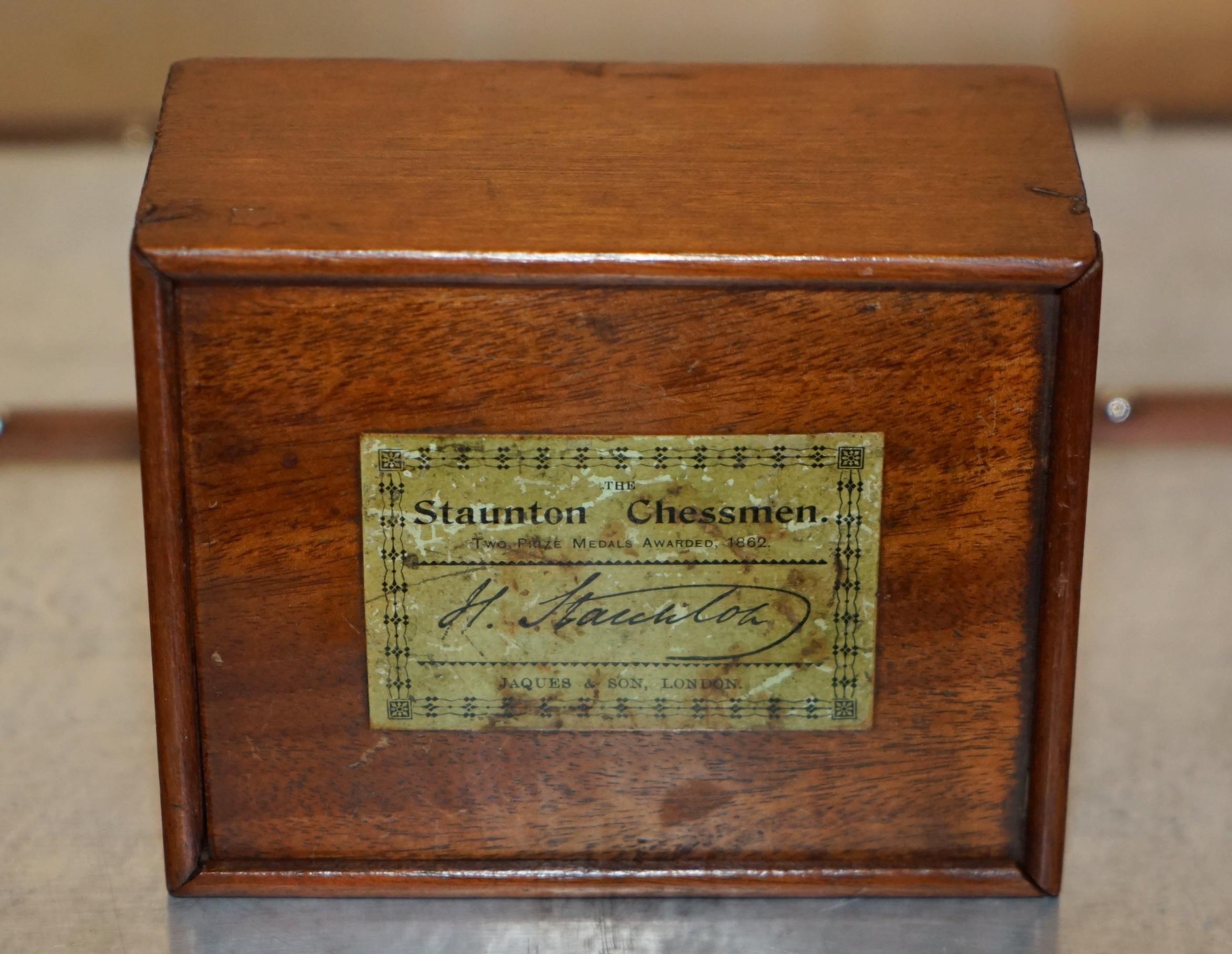ANTIQUE JEU DE CHESSES JACQUE STAUNTON CHESSMAN ESTAMPÉ EN BOÎTE D'ORIGINE VICTORIENNE Bon état - En vente à West Sussex, Pulborough