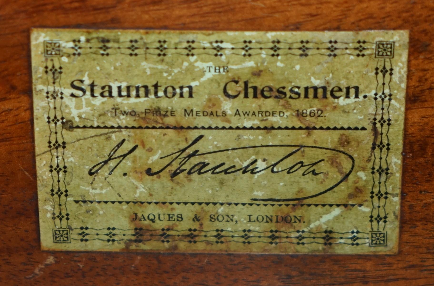 XIXe siècle ANTIQUE JEU DE CHESSES JACQUE STAUNTON CHESSMAN ESTAMPÉ EN BOÎTE D'ORIGINE VICTORIENNE en vente