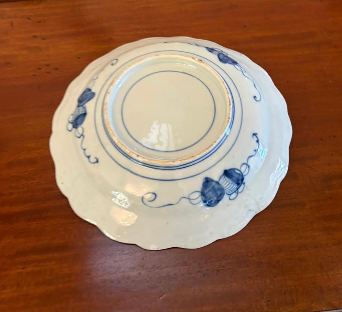 Antico piatto Imari vittoriano di qualità giapponese con bordo smerlato e meravigliosi pannelli dipinti a mano nei colori rosso, blu, giallo, verde, oro e bianco.


Dimensioni:
Altezza 5 cm (1.97 in)
Larghezza 31 cm (12,20