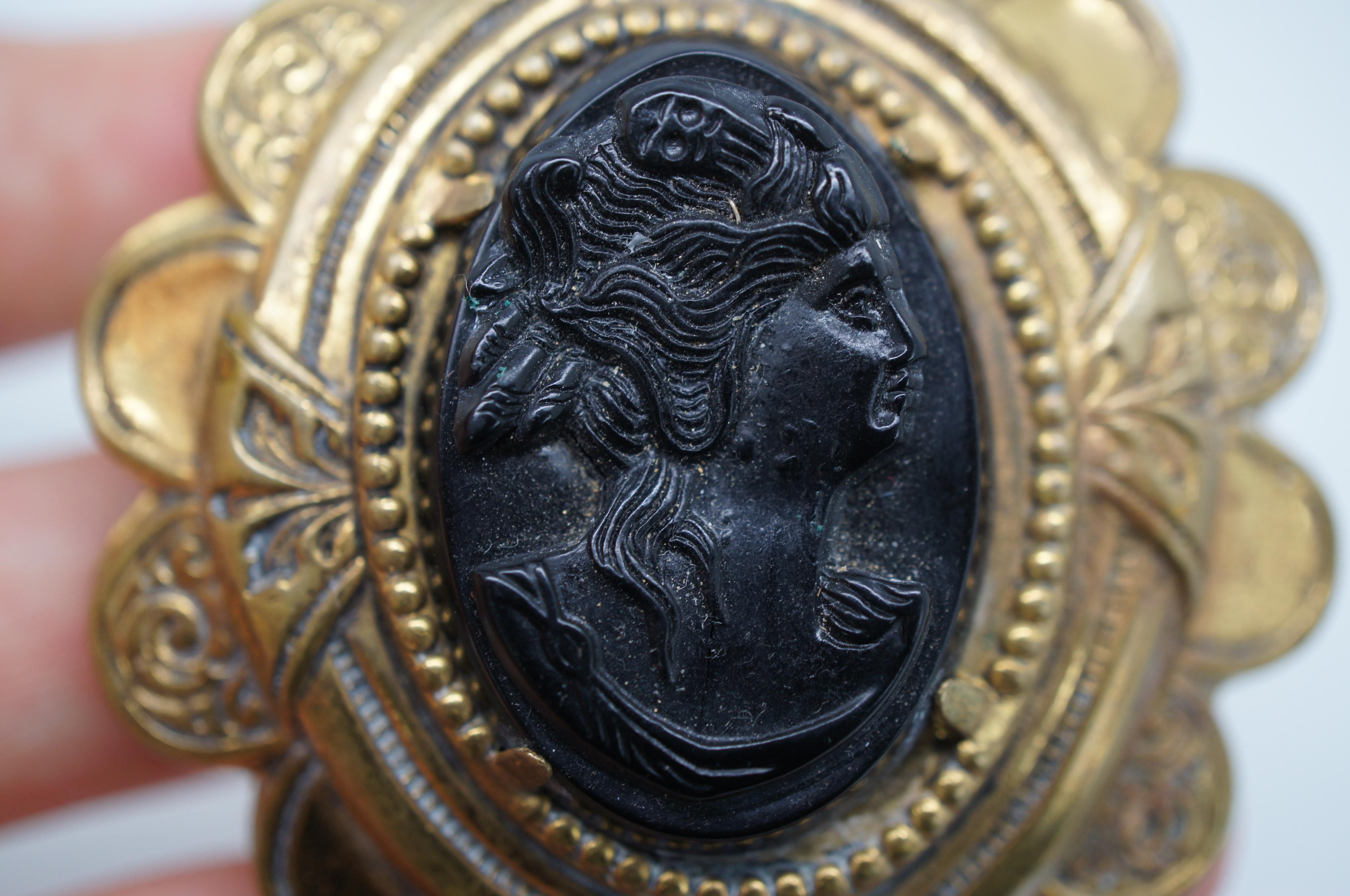 Broche de deuil victorienne ancienne avec camée en bronze et vulcanite noire en jais 1