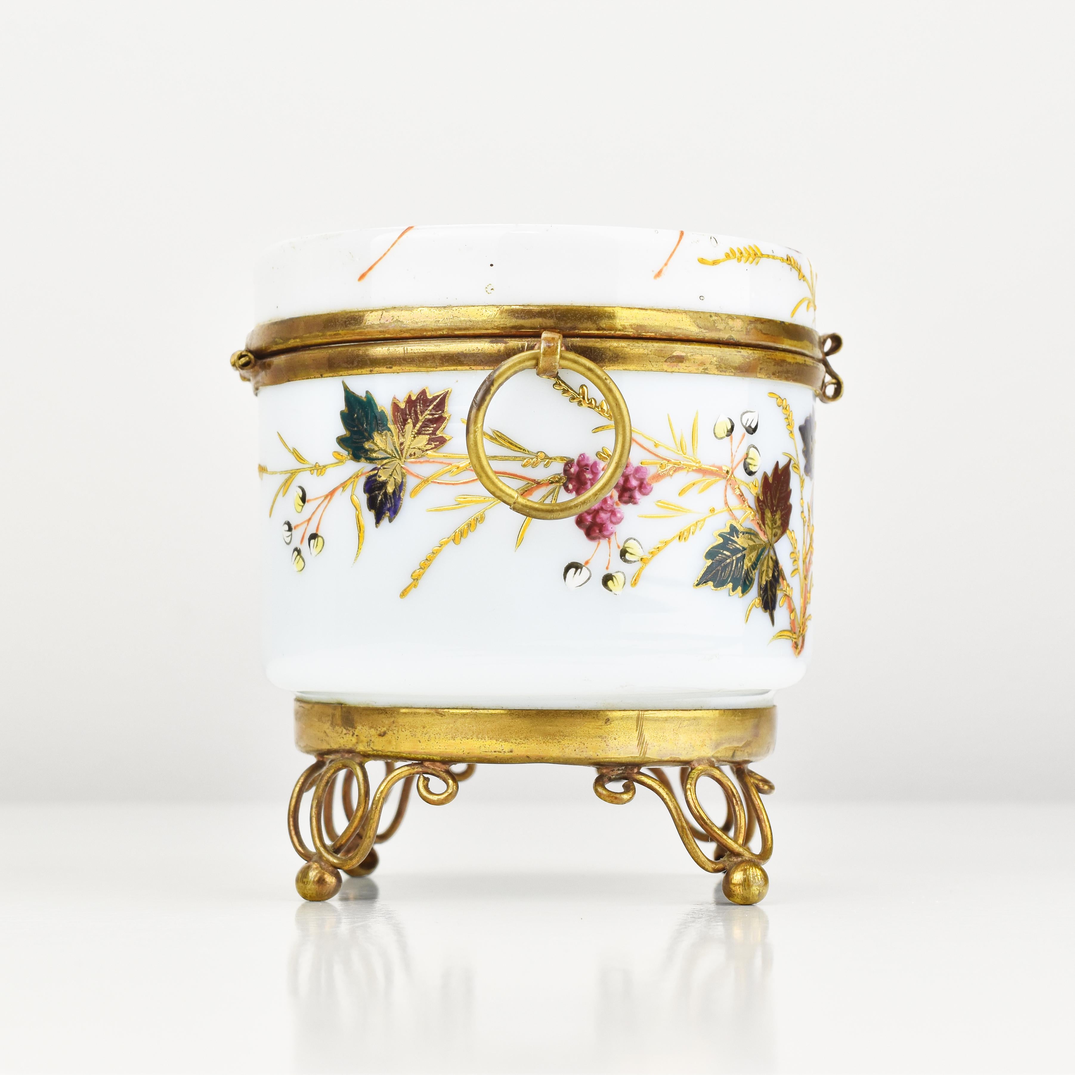 Antike viktorianische Schmuckschatulle French Opaline Glas Handgemalt Jugendstil (Handbemalt) im Angebot