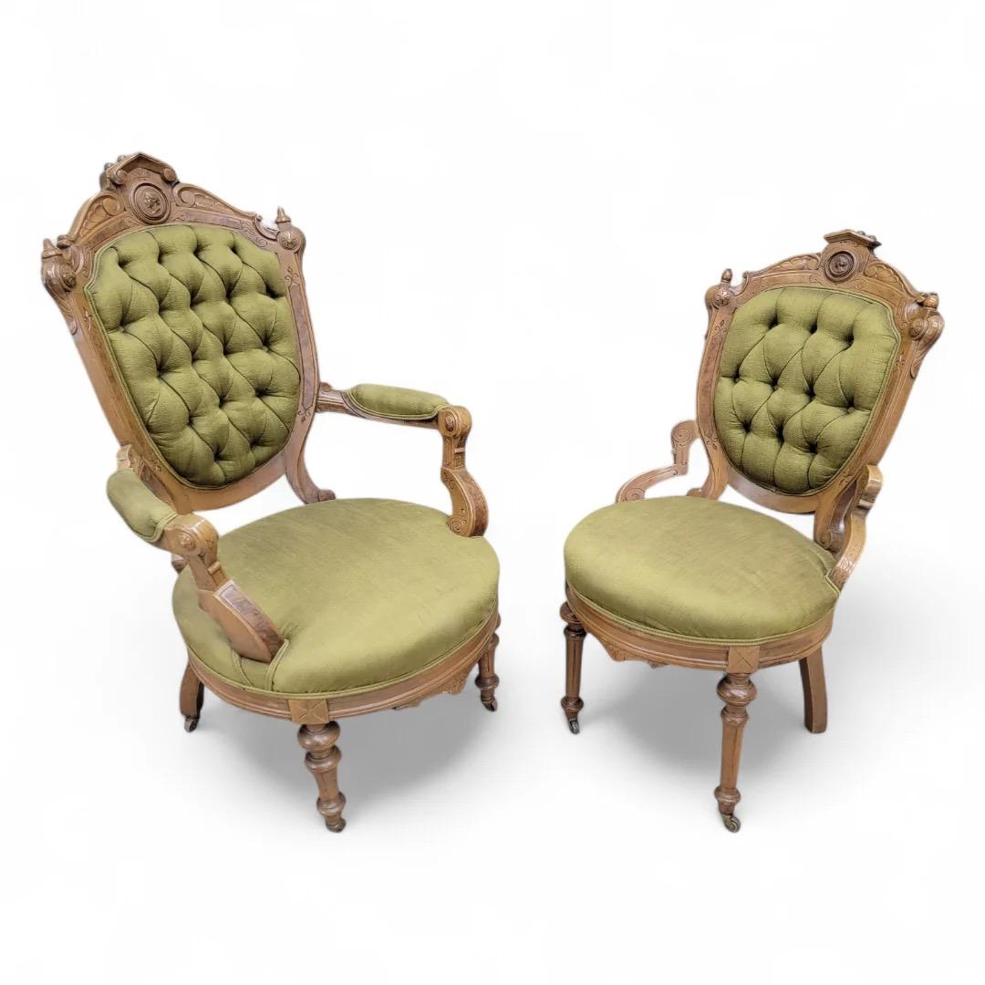 Antico stile vittoriano Eastlake John Jelliffs, intagliato e ornato, sedie da salotto in noce francese per lui e per lei con tappezzeria originale verde - Set di 2 

Questo set di due antiche sedie da salotto vittoriane Eastlake, realizzate nel
