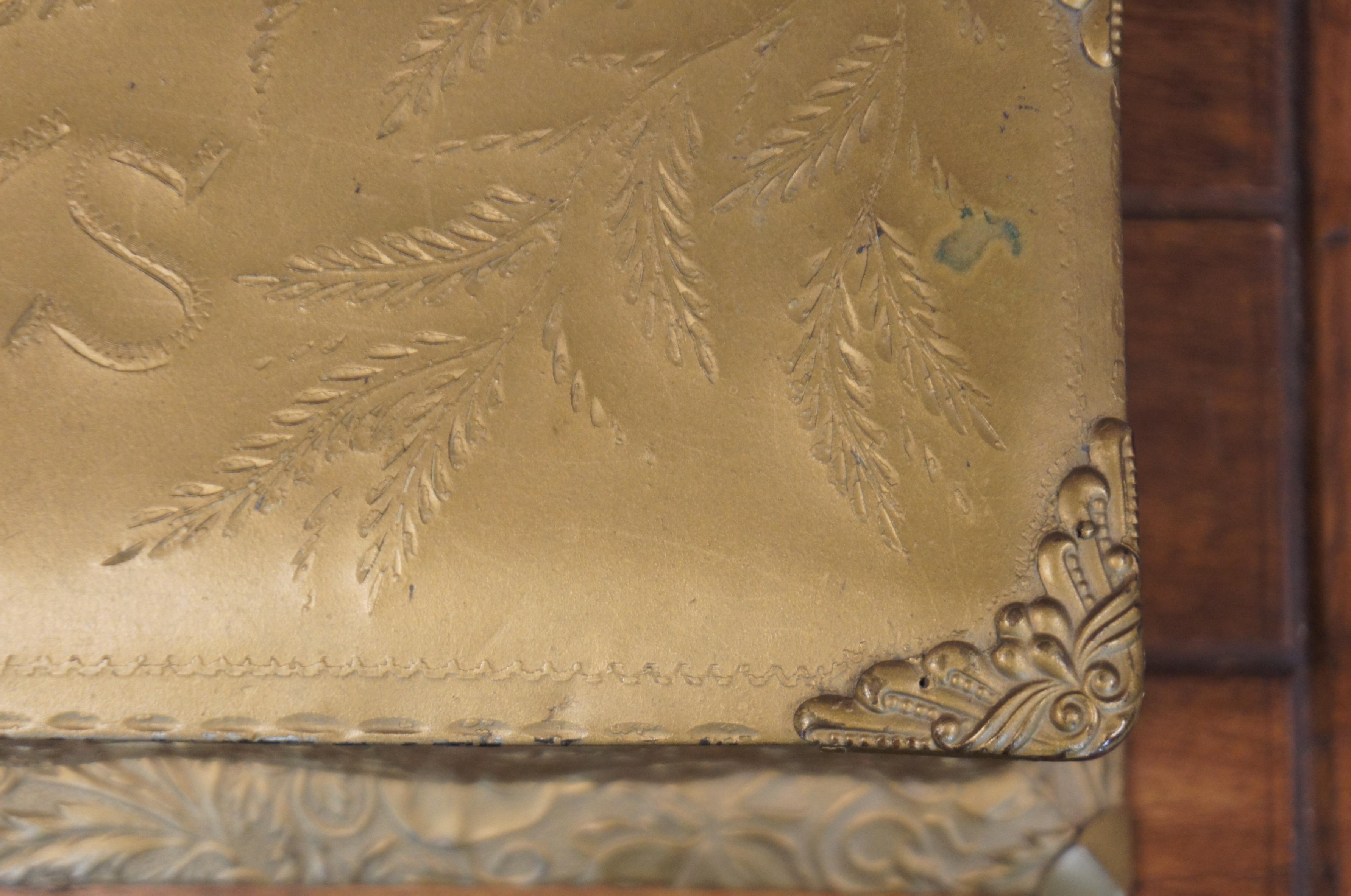 Ancienne boîte de rangement pour gants victorienne J&S en métal doré gaufré et émaillé en vente 5