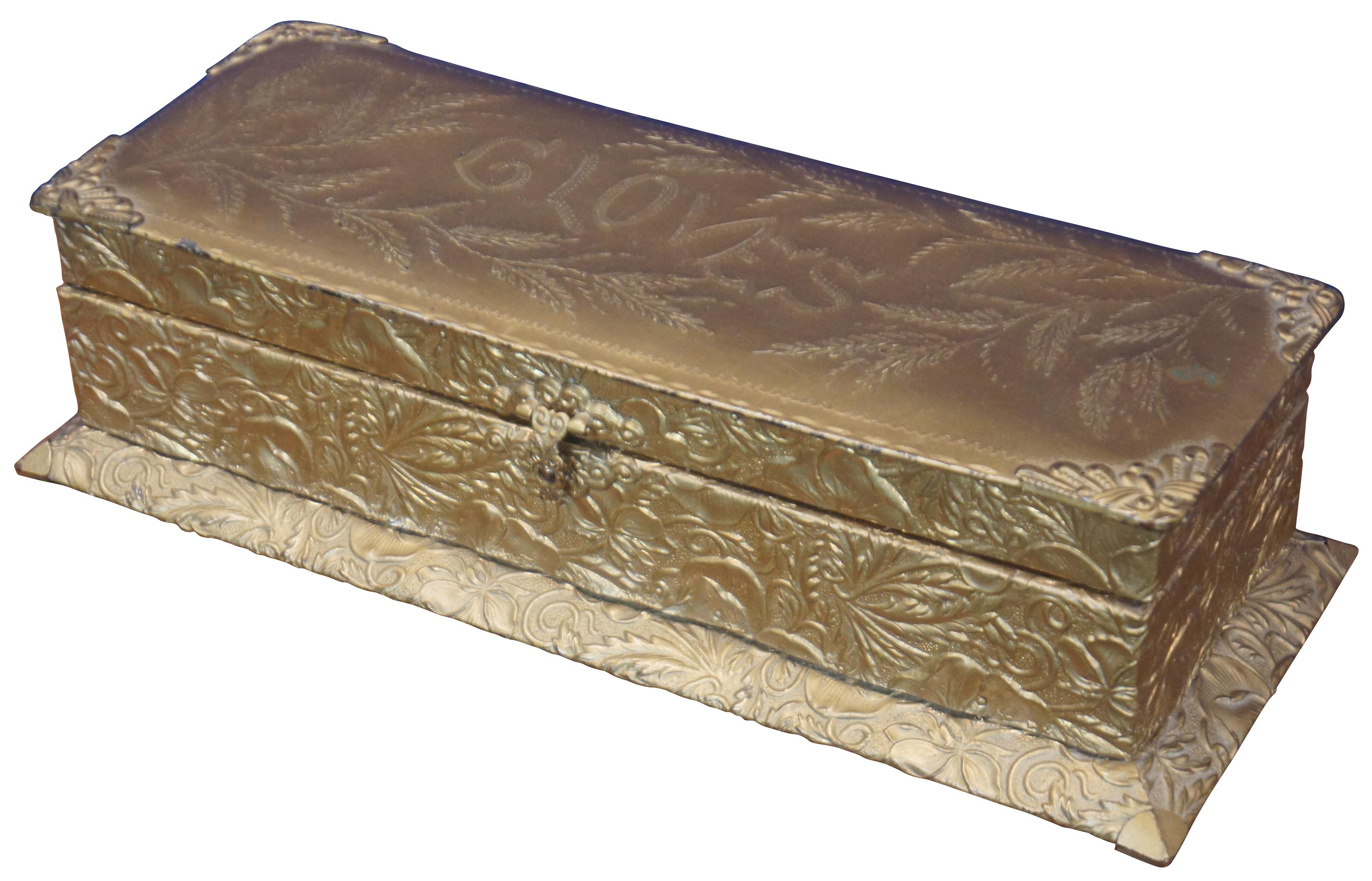 Antiguo guantero, cofre, caja de recuerdos o joyero victoriano J&S de madera revestida de metal repujado acabado en esmalte de tono dorado con un fino forro de terciopelo naranja. Medidas: 13