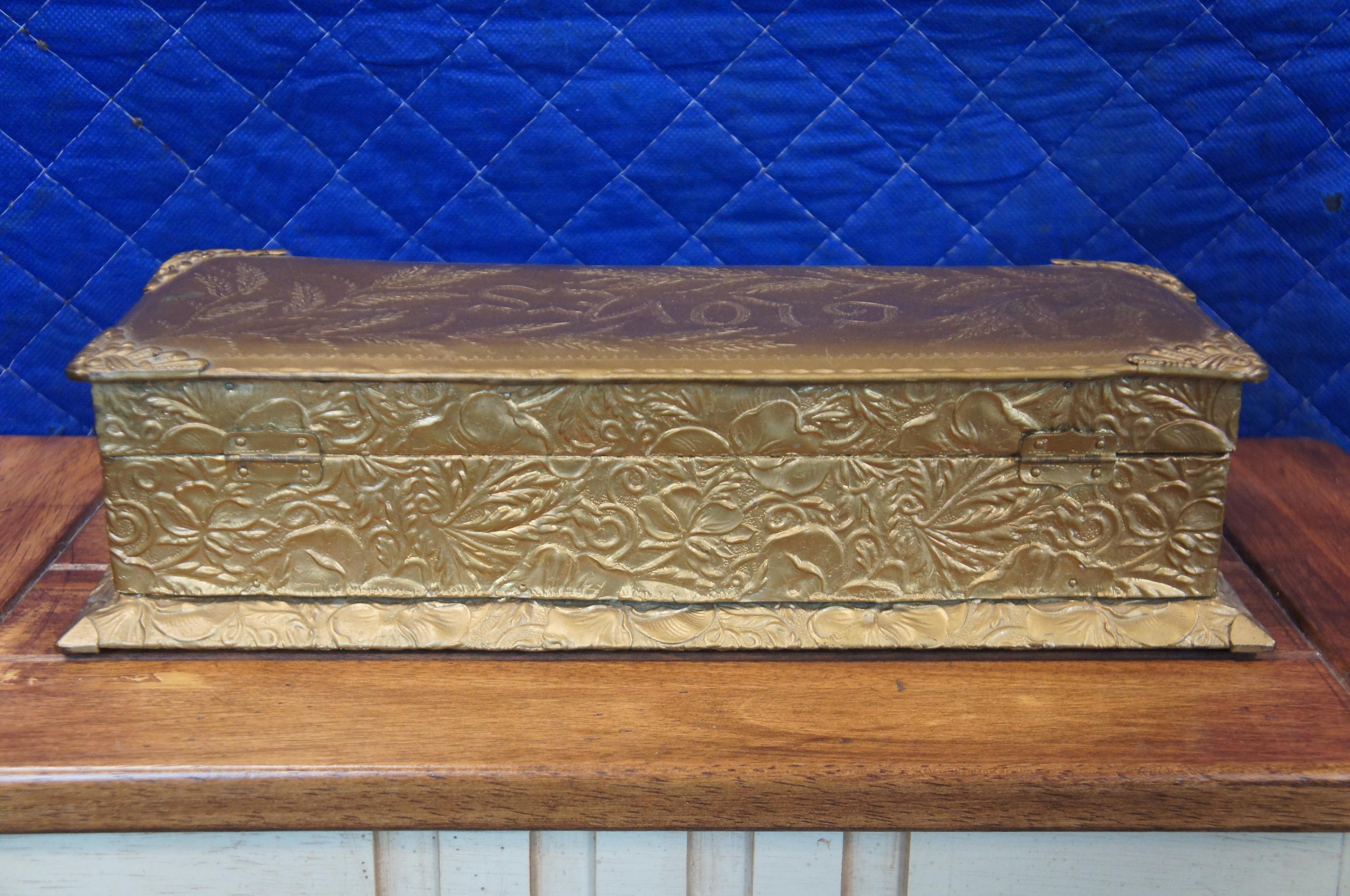 Métal Ancienne boîte de rangement pour gants victorienne J&S en métal doré gaufré et émaillé en vente