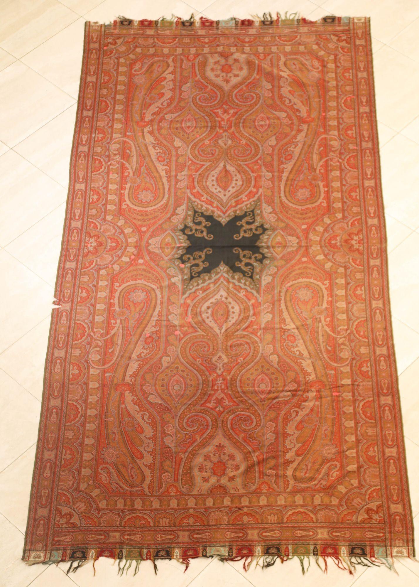 Châle ancien en textile tissé à la main au Cachemire 1850-1890.
Fin du 19e siècle - Châle victorien en cachemire de la fin du 19e siècle.
Châle en textile anglo indien tissé à la main en laine, teinture naturelle des couleurs, avec un métier à main