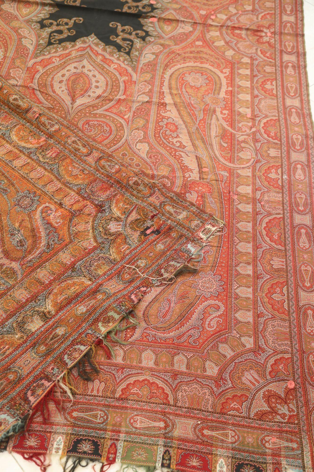 Châle victorien Cachemire Paisley cachemire ancien 19ème siècle Bon état - En vente à North Hollywood, CA