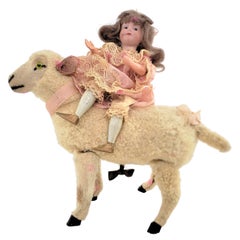 Ancien jouet mécanique victorien représentant une fille ou une poupée chevauchant un agneau