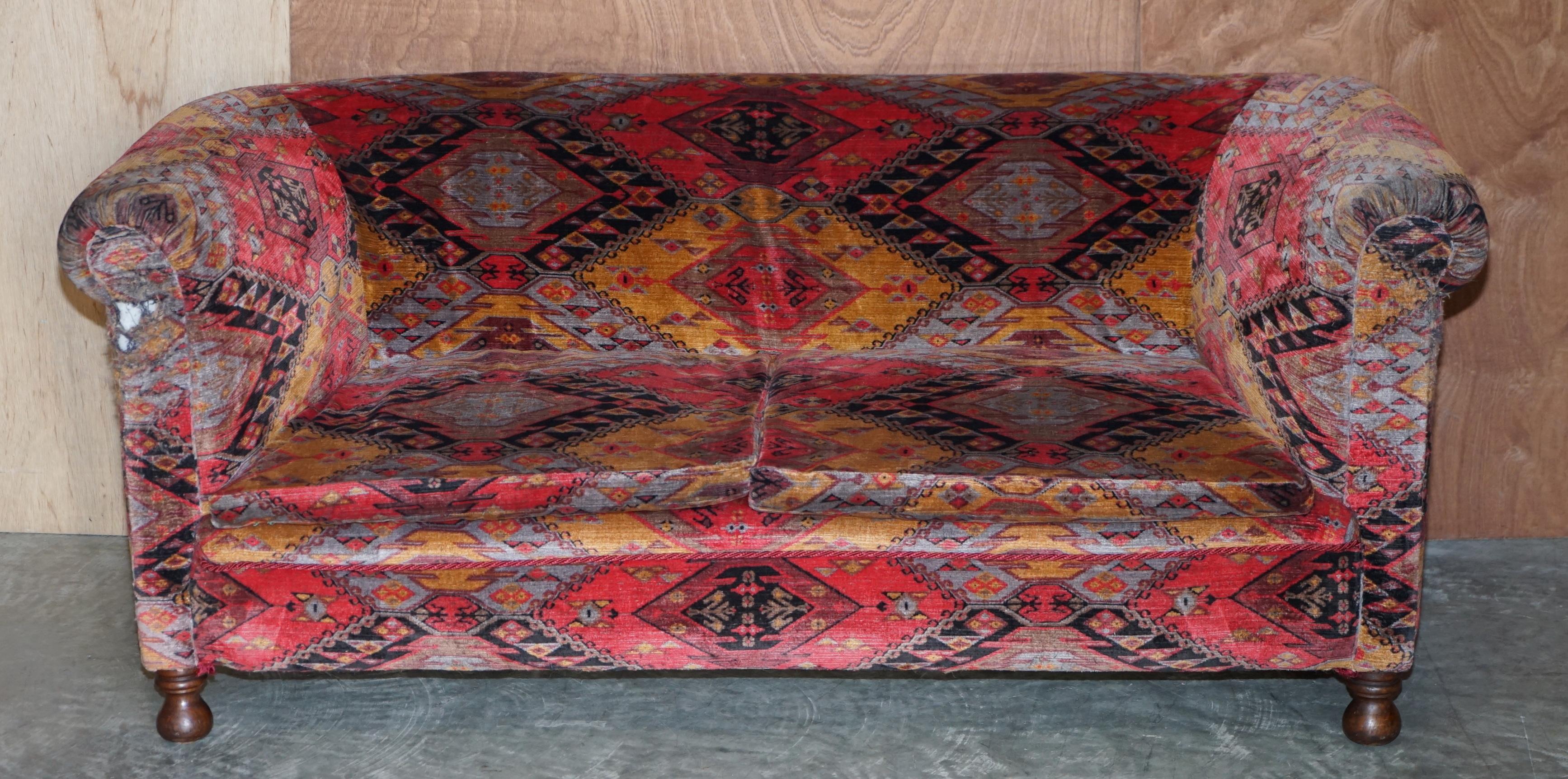 We are delighted to offer this lovely vintage distressed Victorian Chesterfield gentleman’s club sofa with Kilim upholstery

A very decorative original Victorian sofa with Kilim upholstery. This is the quintessential English country house sofa,
