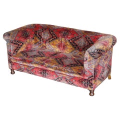 Ancien canapé club victorien Kilim tapissé et vieilli de style Chesterfield