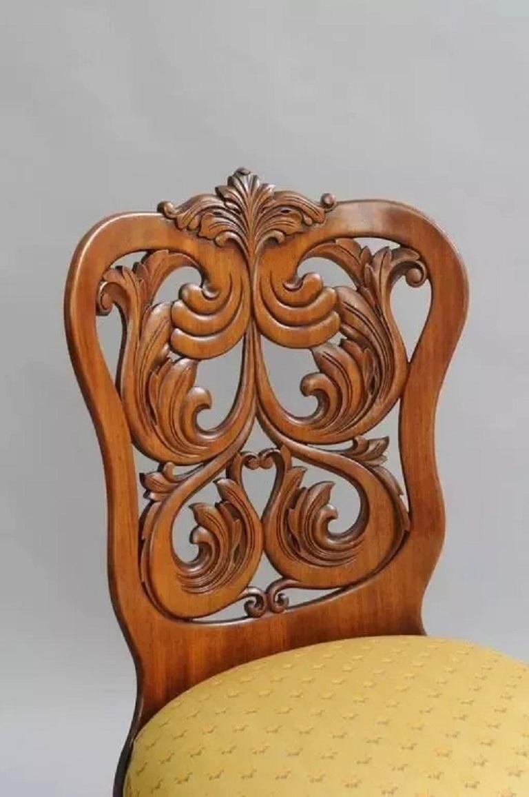Rokoko-Revival viktorianischen laminiert Nussbaum Scroll Slipper Stuhl zugeschrieben John Belter. Der Artikel hat eine serpentinenförmige Rückenlehne aus Schichtholz, netzartige Schnörkel, geschnitzte Blumen, eine serpentinenförmige Frontschiene,