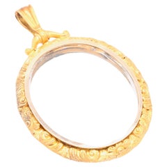 Antique médaillon victorien à cadre ovale ciselé à fleurs en or jaune 15 carats