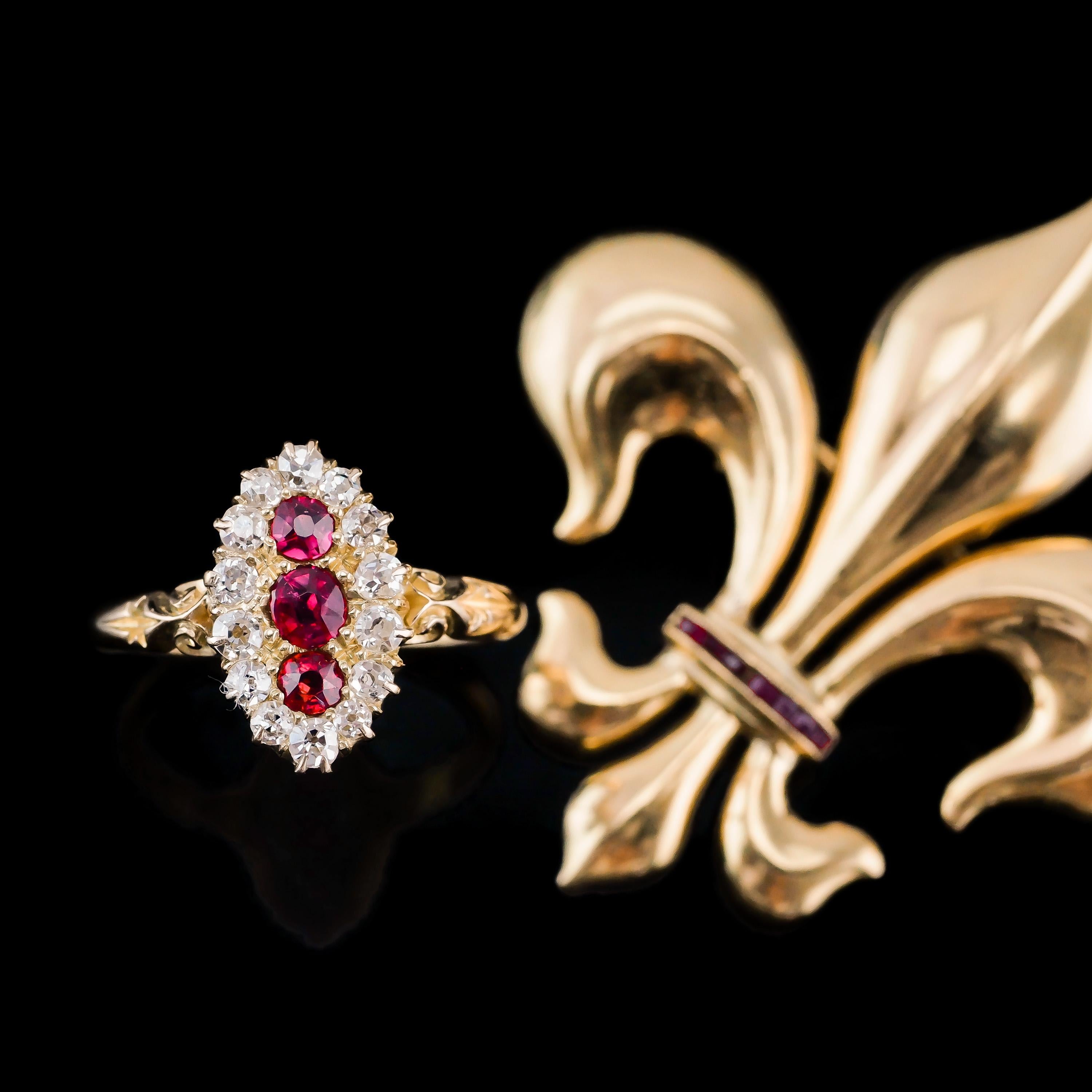 Antiguo broche victoriano grande de oro de 18 quilates y flor de lis de rubí, c.1900 en venta 10