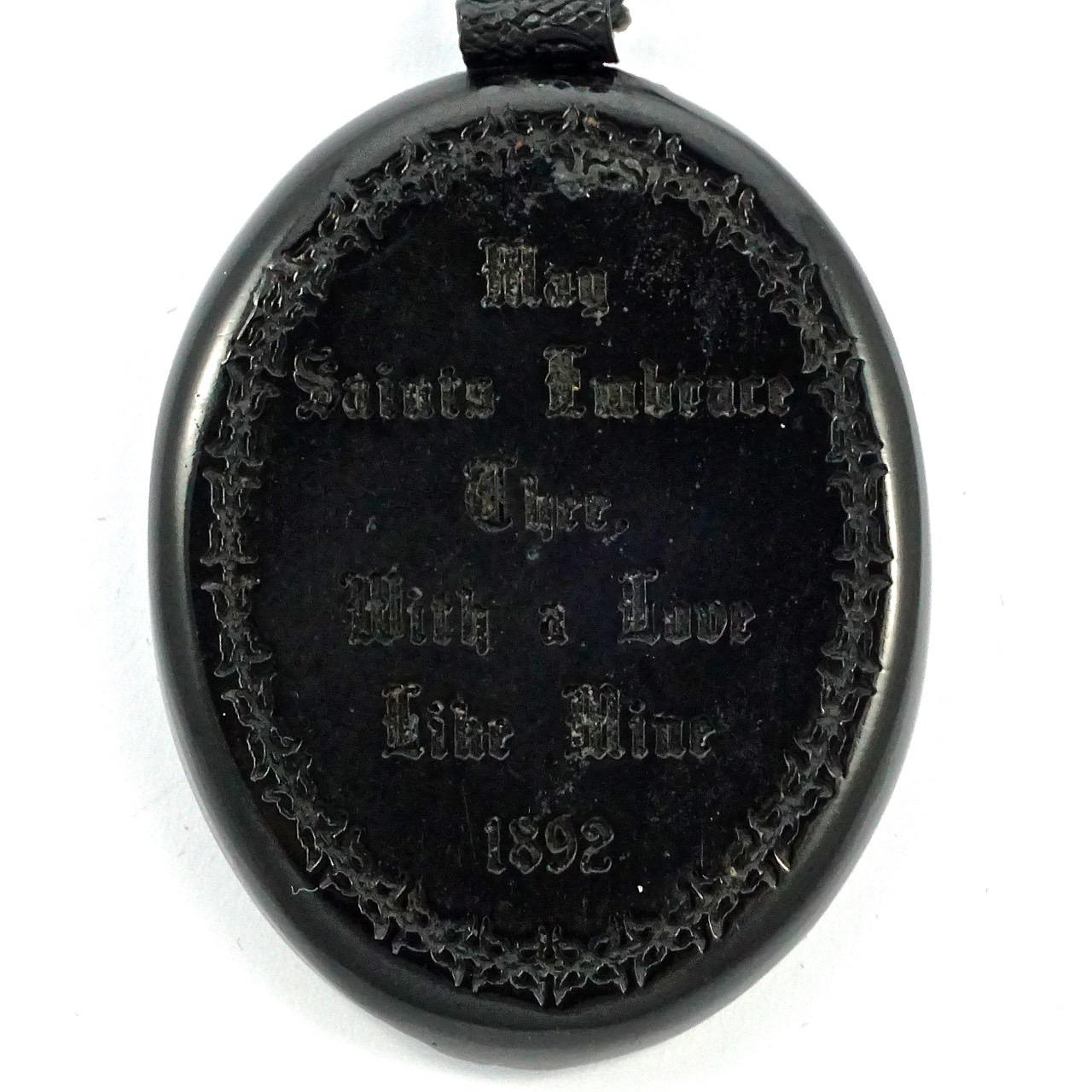Victorien Grand pendentif de deuil victorien ancien en faux jais avec ruban de deuil Queen Victoria en vente