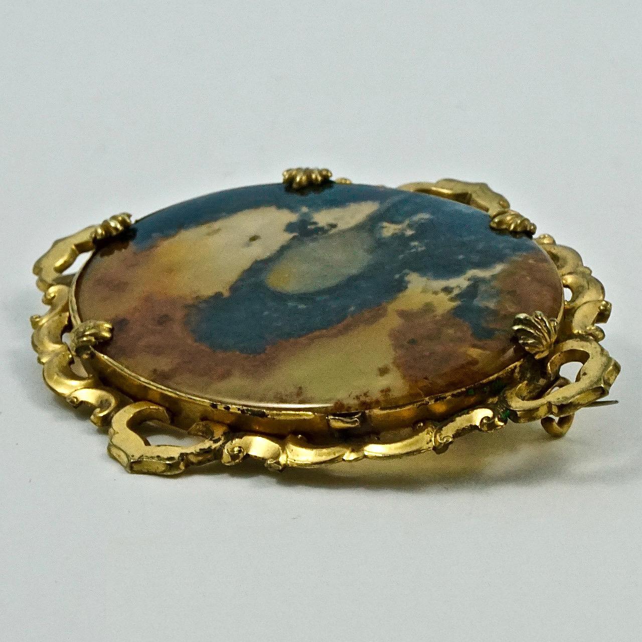 Wonderful antique Victorian large moss agate brooch, with an ornate gold plated setting. It has the old 