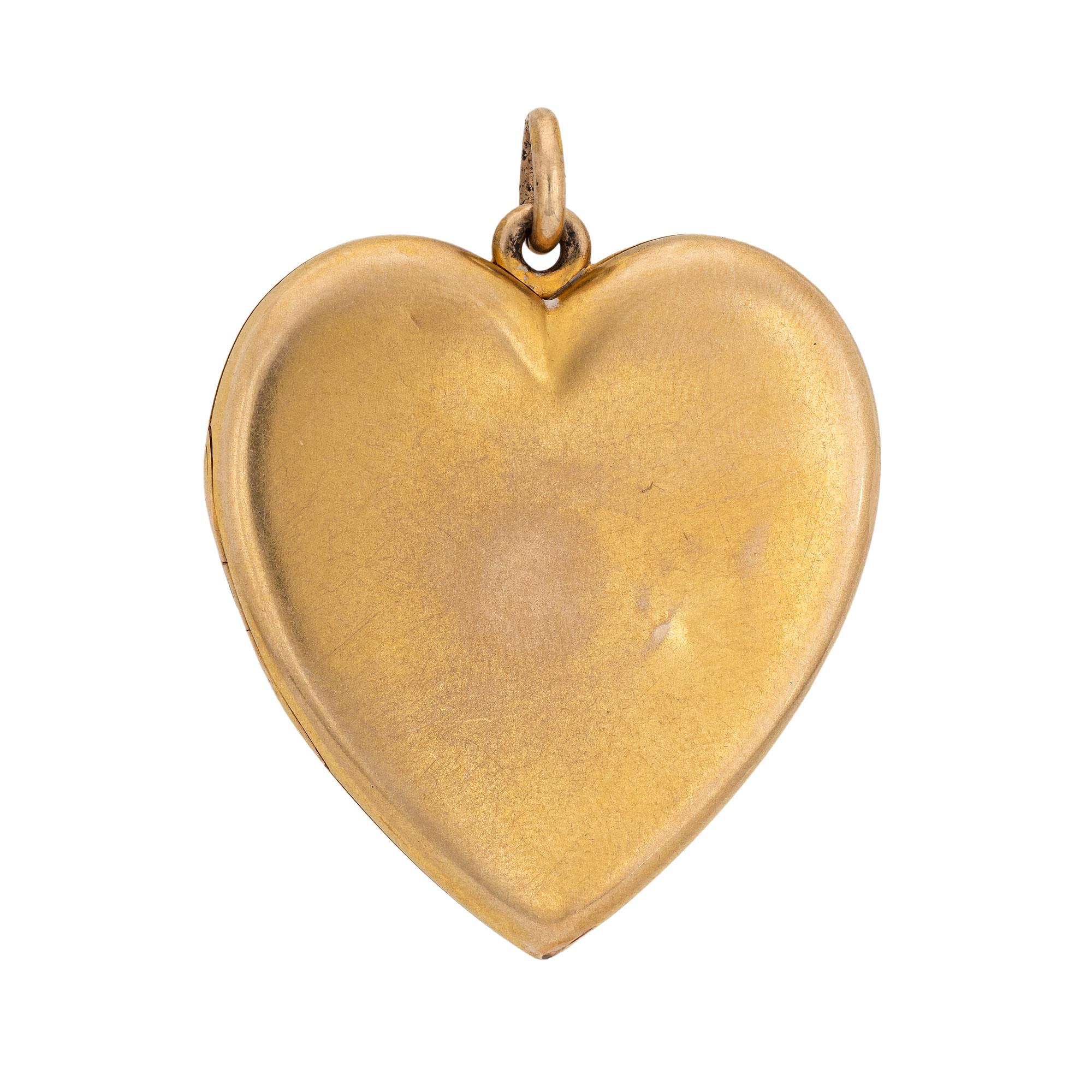 Pendentif en forme de c�œur de style victorien (vers les années 1880-1900), finement détaillé, réalisé en or rose 14 carats. 

Le grand cœur (1 1/2 pouce de diamètre) s'ouvre pour accueillir une photo ou un souvenir. Généralement disponible dans des