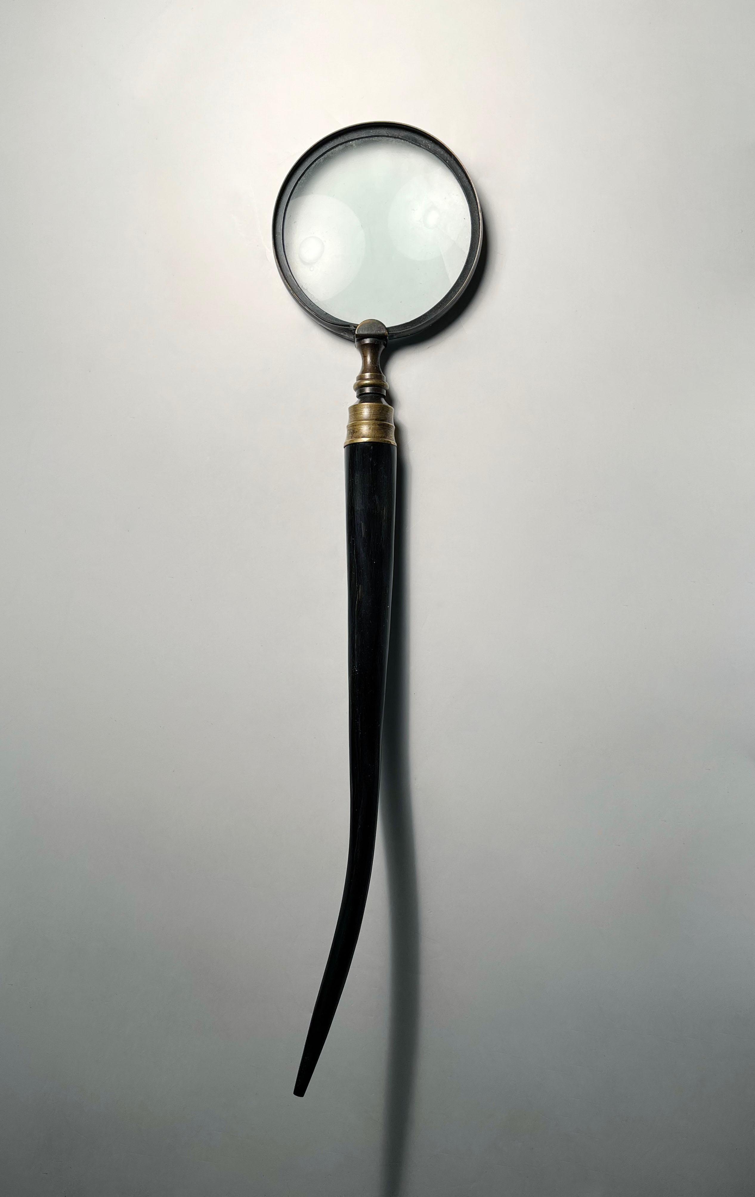 Antike große Horn-Lupe. Es wurde aus einem Nachlass erworben und scheint früh zu sein.  

Hersteller und Herkunft ungewiss. 

Der Messingrand ist an einer kleinen Stelle an der Verbindungsstelle des Griffs leicht eingebogen. Bitte fordern Sie