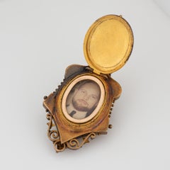 Antikes viktorianisches großes Medaillon aus 14k Gelbgold mit Diamant-Anhänger, Öffnet Schmetterling